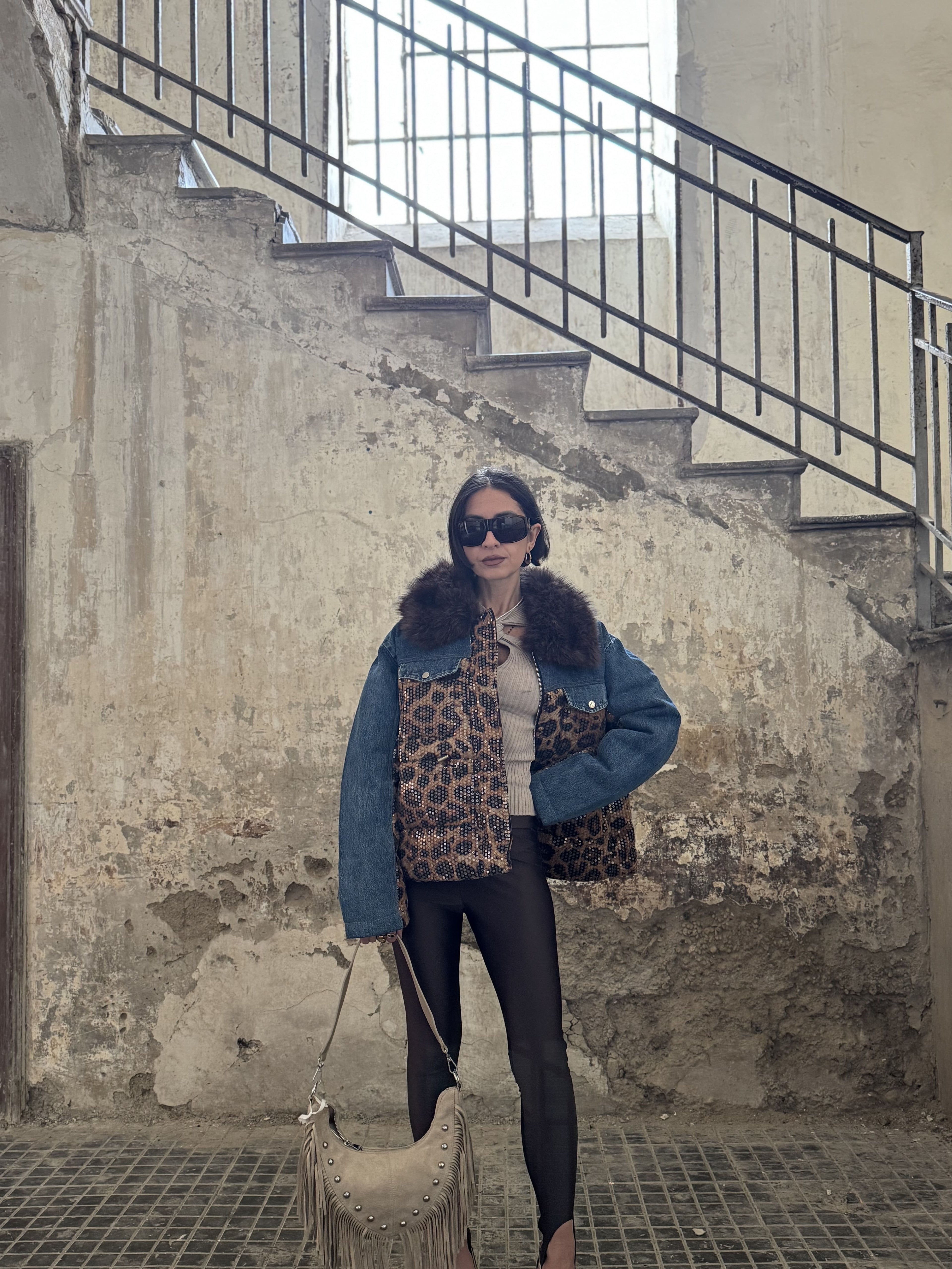 Giubbino Imbottito Donna in Denim con Inserti Maculati e Paillettes – Colletto in Ecofur | Taglia Unica XS–XL