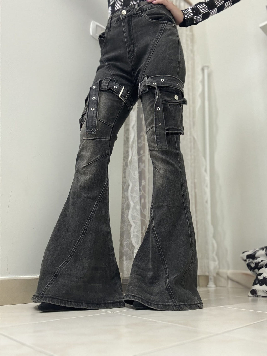 Jeans a zampa in nero slavato