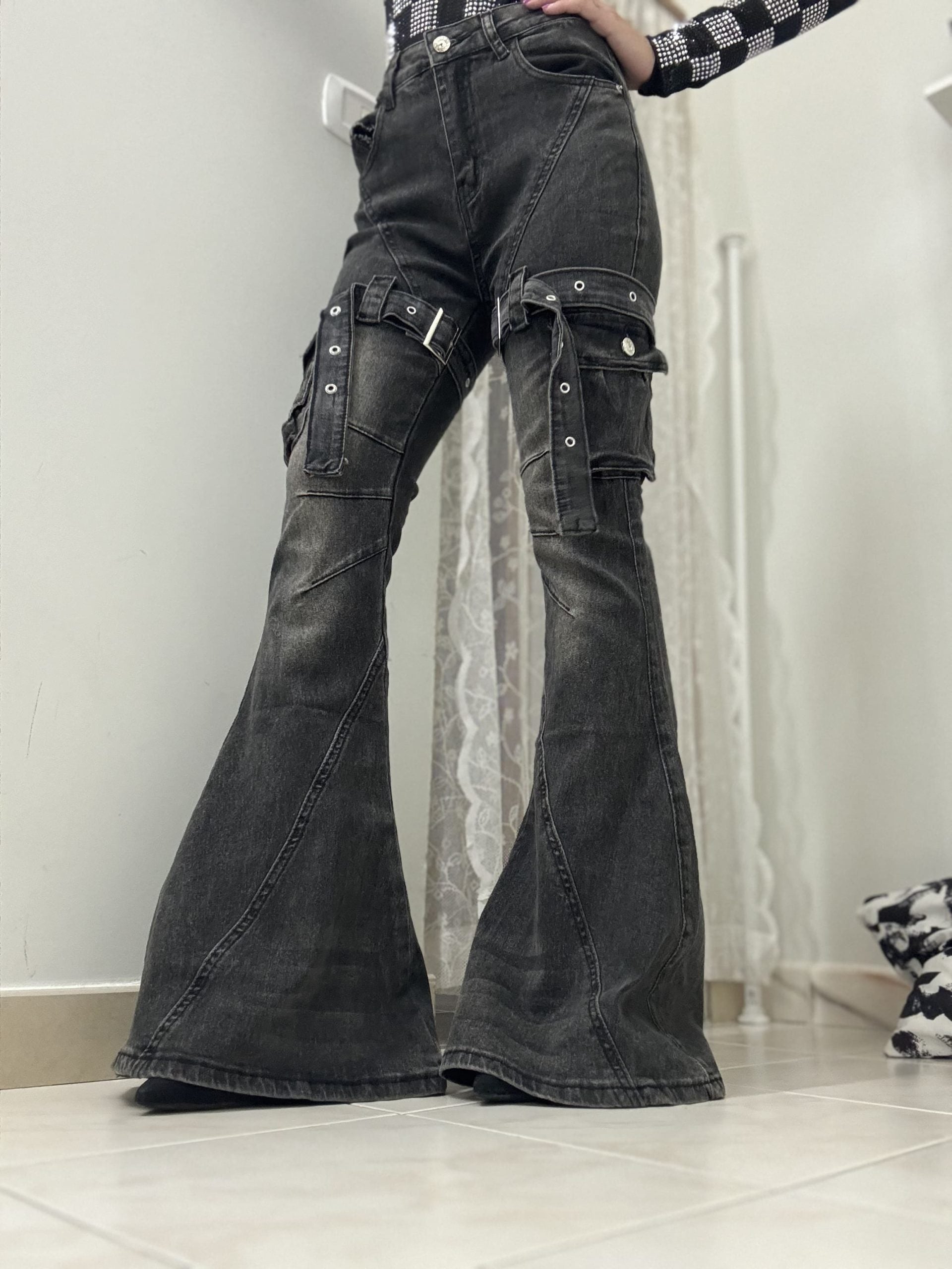Jeans a zampa in nero slavato
