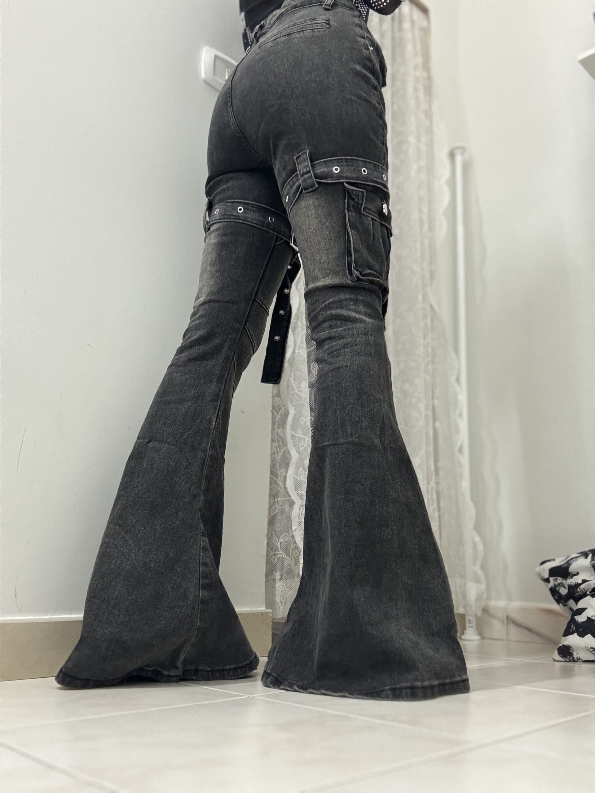 Jeans a zampa in nero slavato