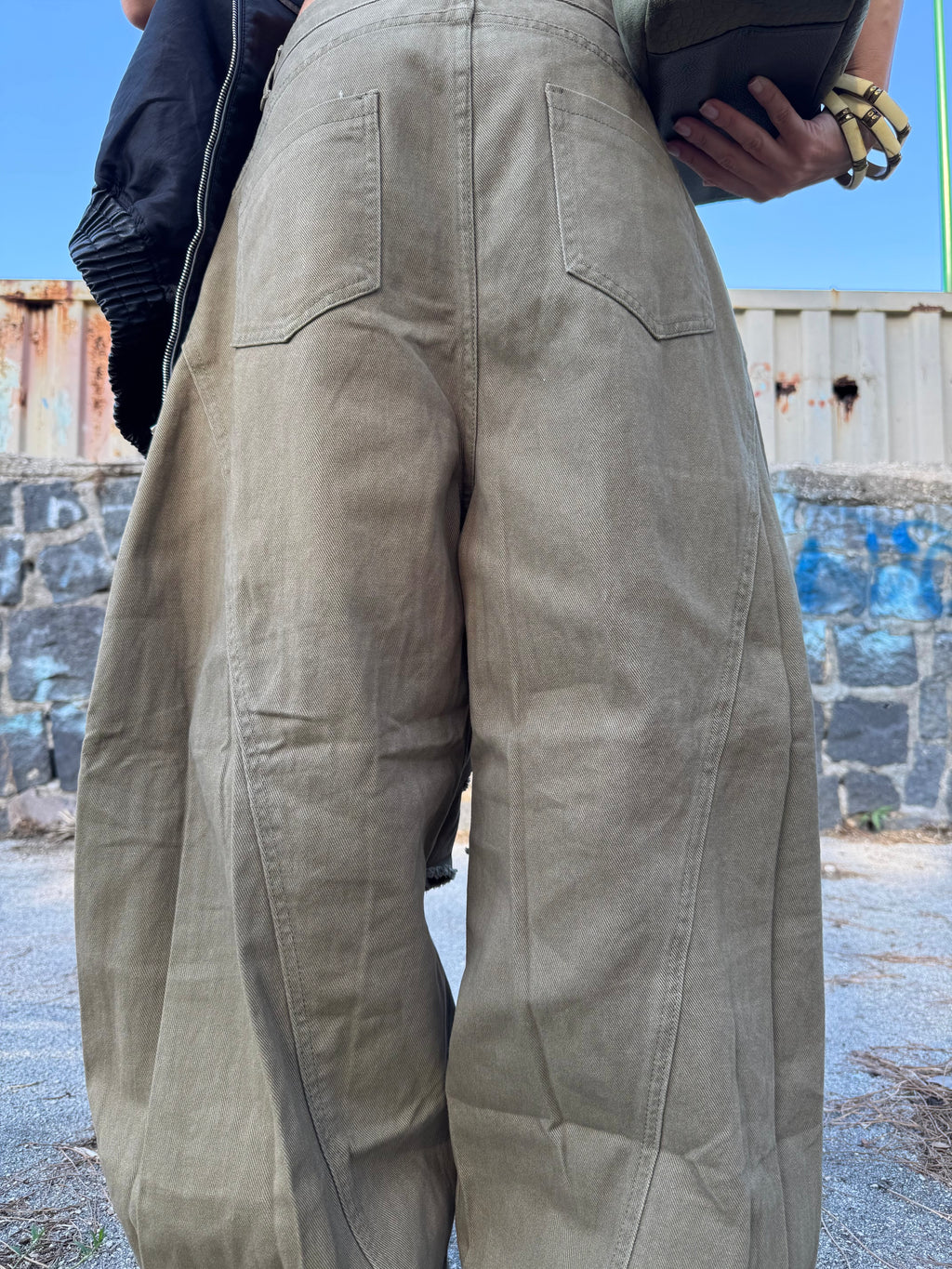 Pantalone Balloon in Denim Verde – 100% Cotone con Dettagli Sfrangiati