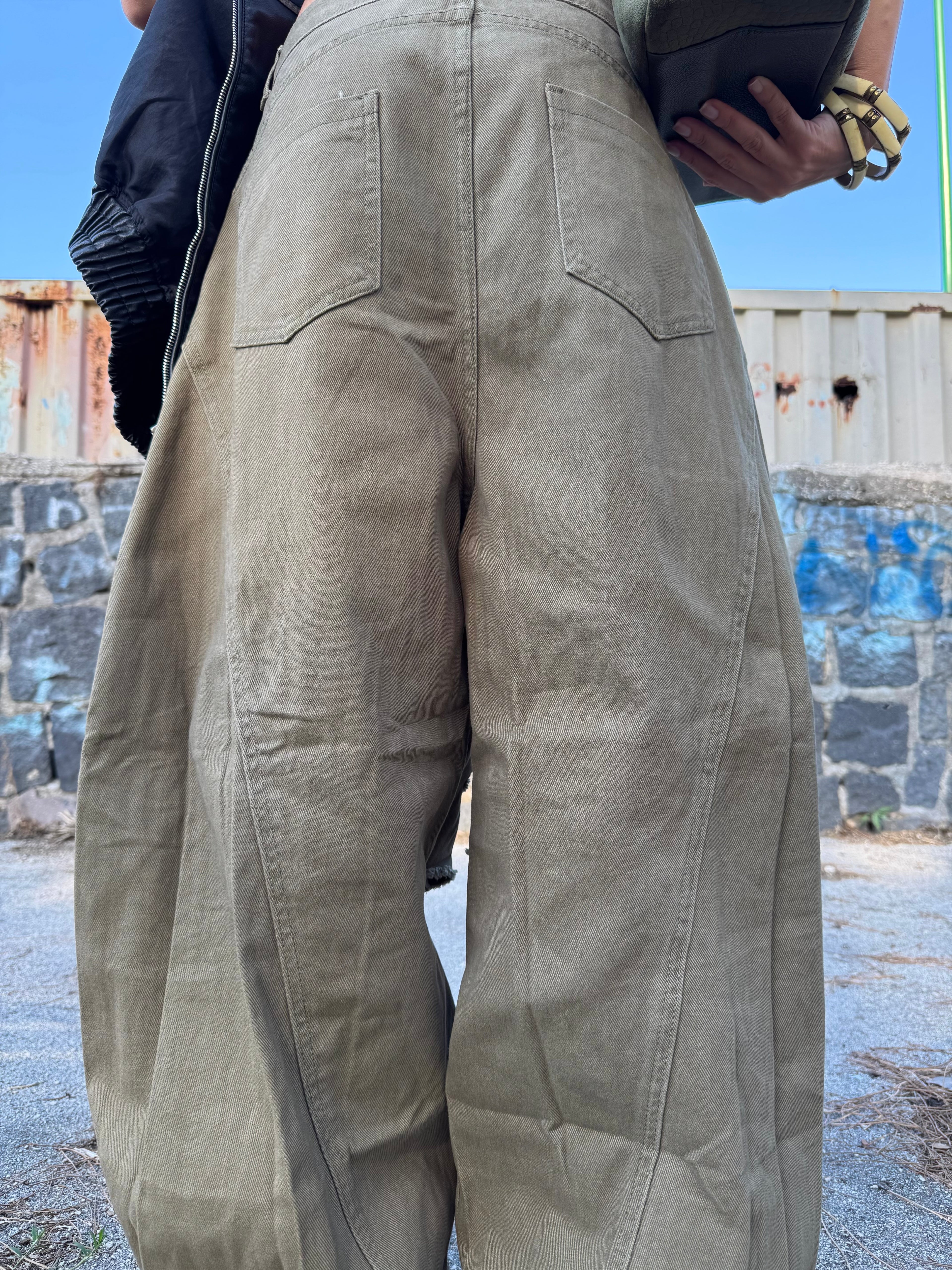 Pantalone Balloon in Denim Verde – 100% Cotone con Dettagli Sfrangiati