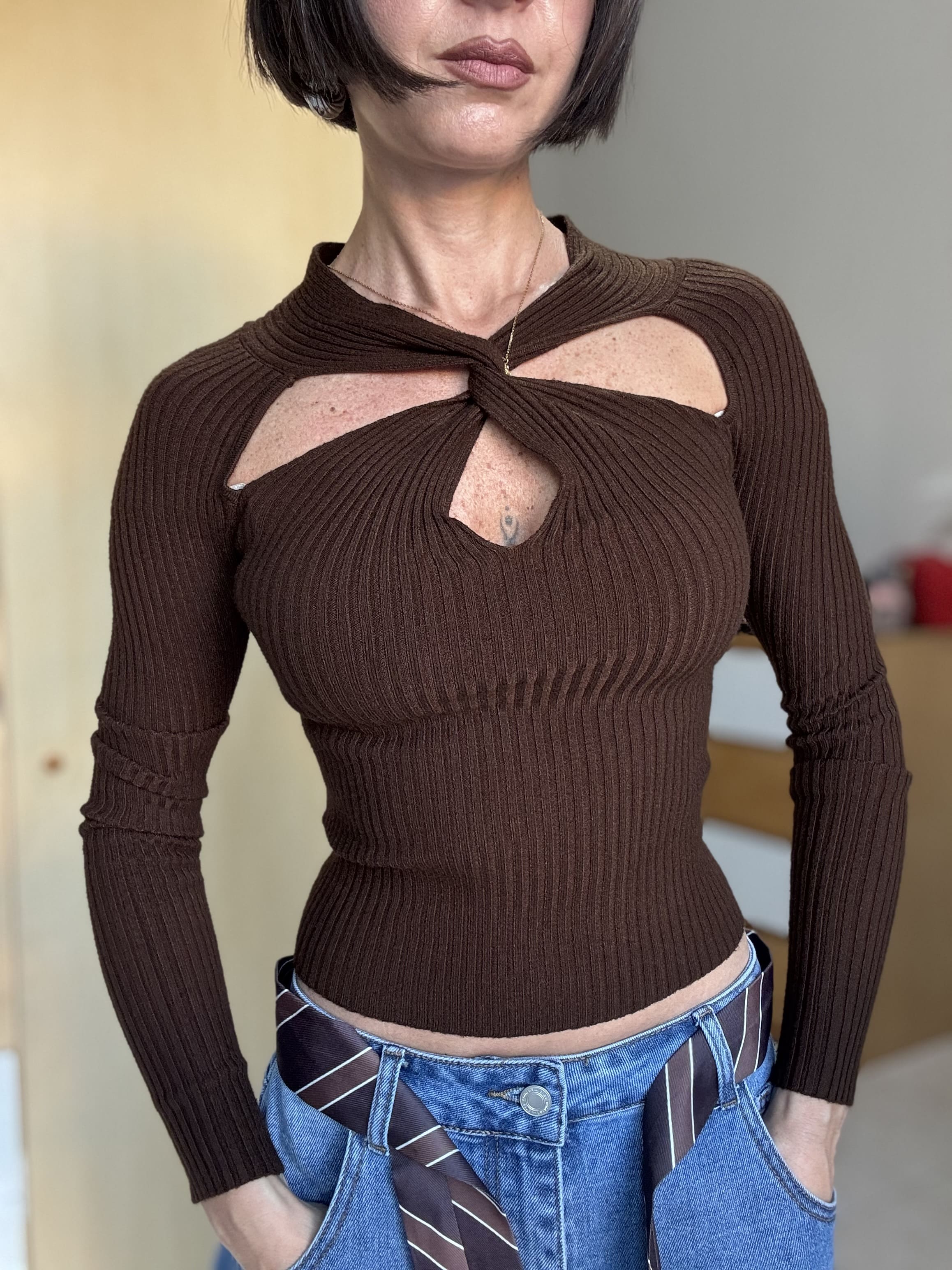 Maglia a coste elasticizzata con scollo incrociato – Taglia unica