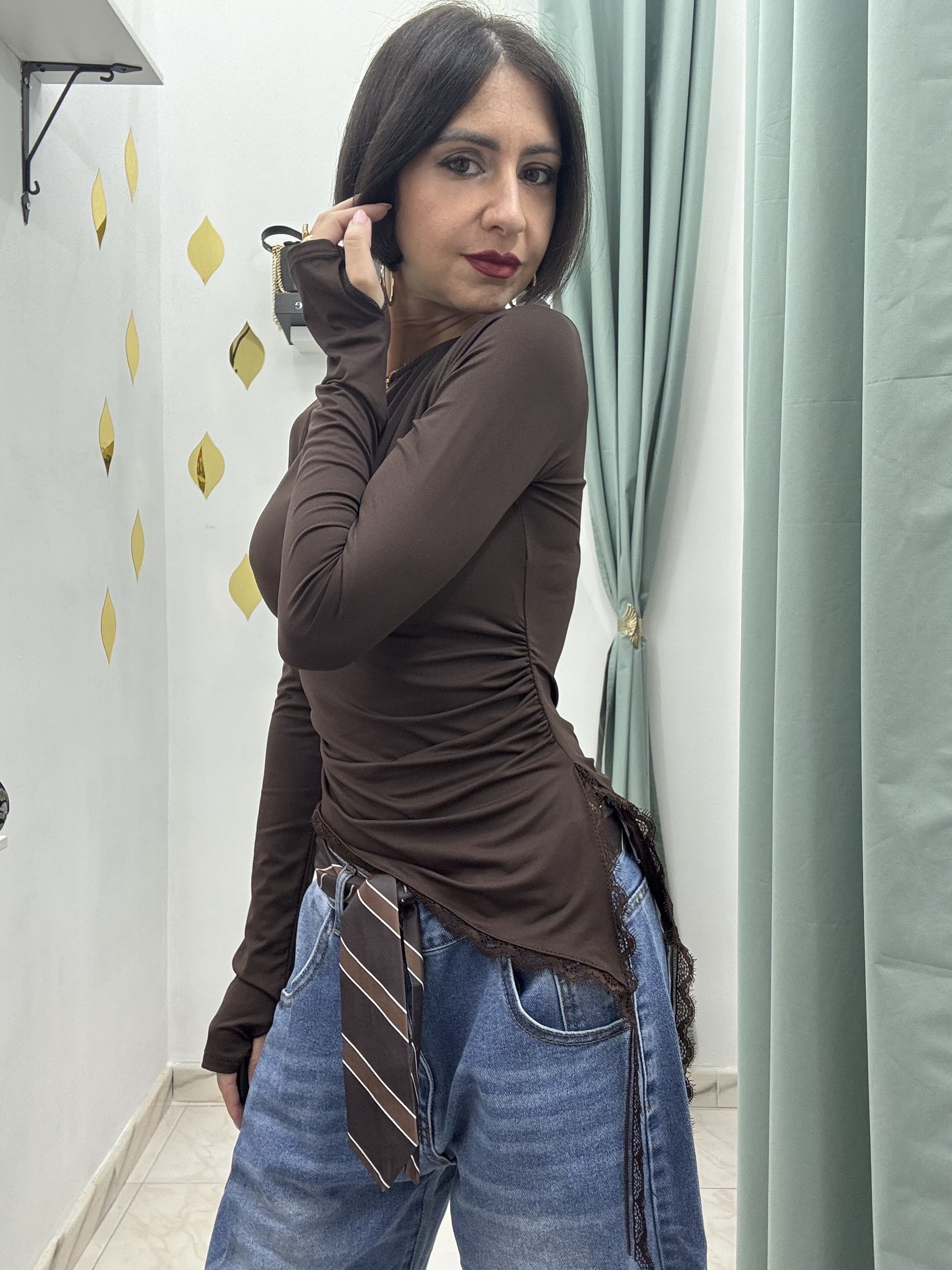 Maglia elasticizzata asimmetrica con pizzo e foro al pollice – Taglia unica– Nera, Bordeaux o Marrone