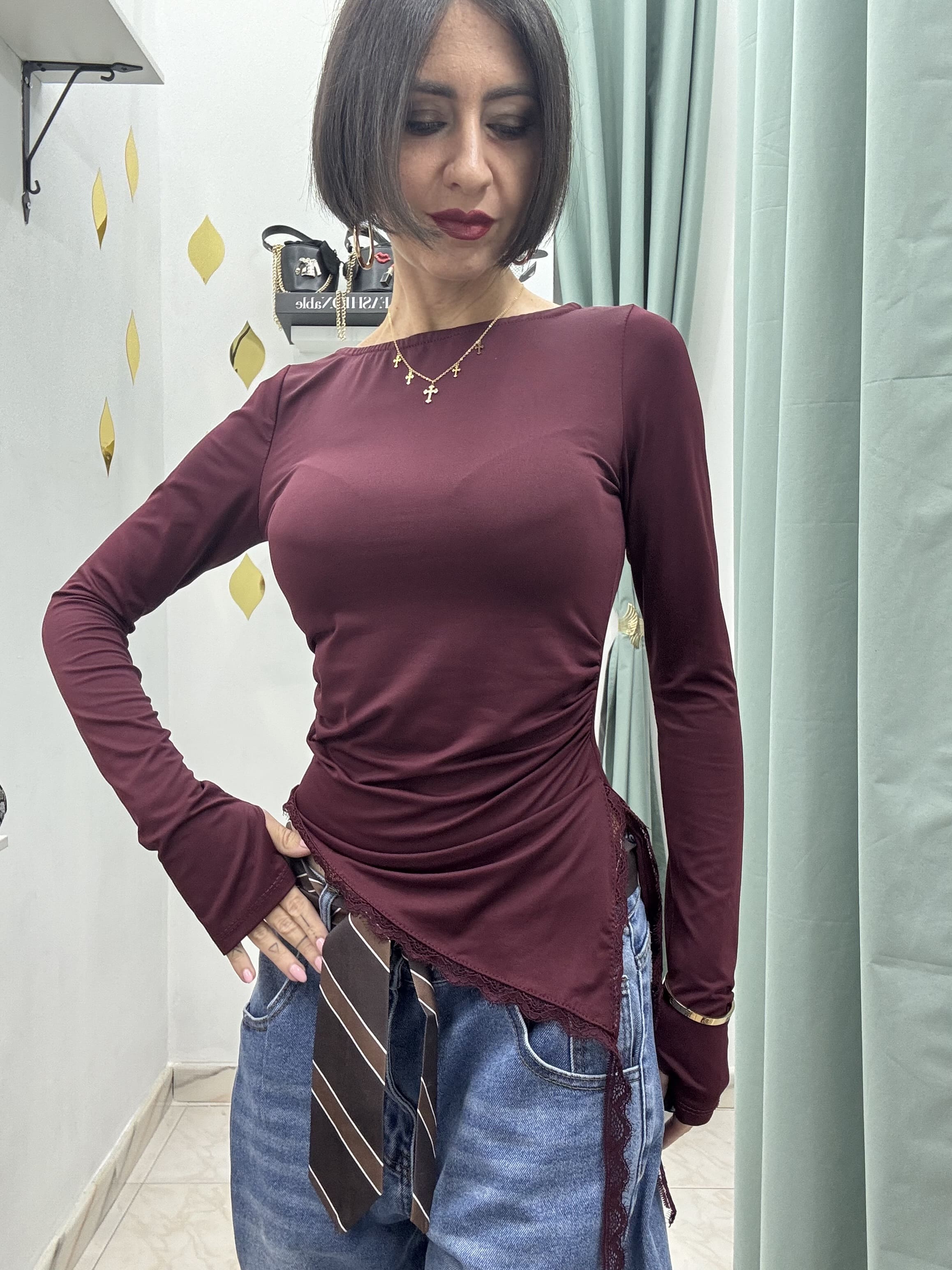 Maglia elasticizzata asimmetrica con pizzo e foro al pollice – Taglia unica– Nera, Bordeaux o Marrone