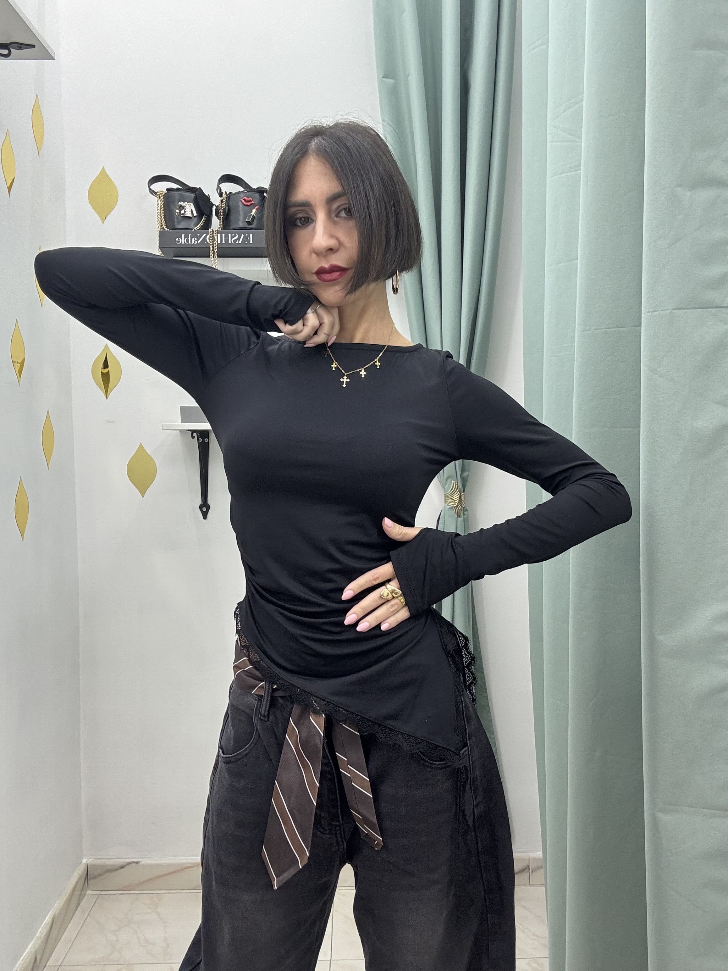 Maglia elasticizzata asimmetrica con pizzo e foro al pollice – Taglia unica– Nera, Bordeaux o Marrone