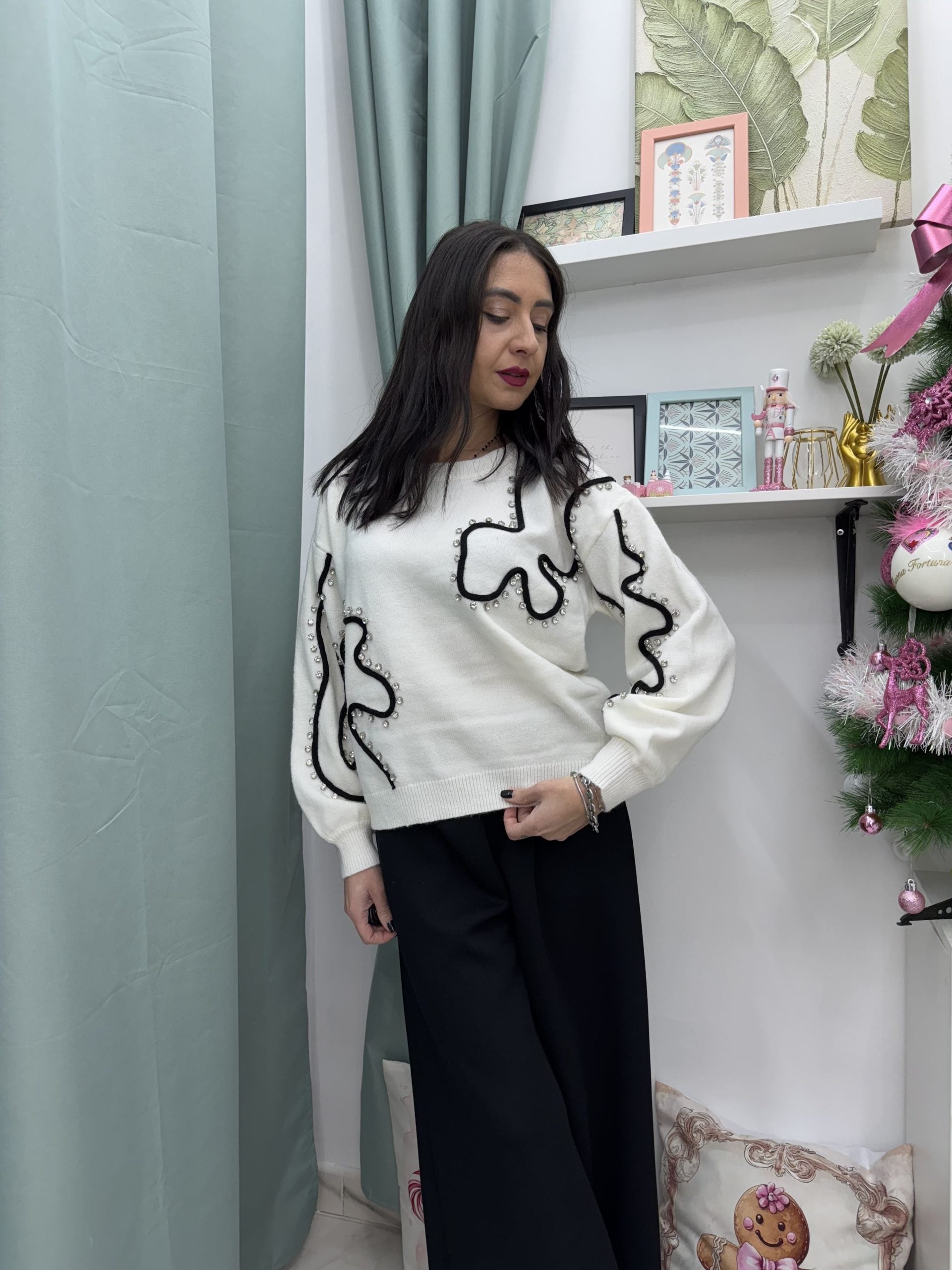 Pull in lana con strass e ricamo
