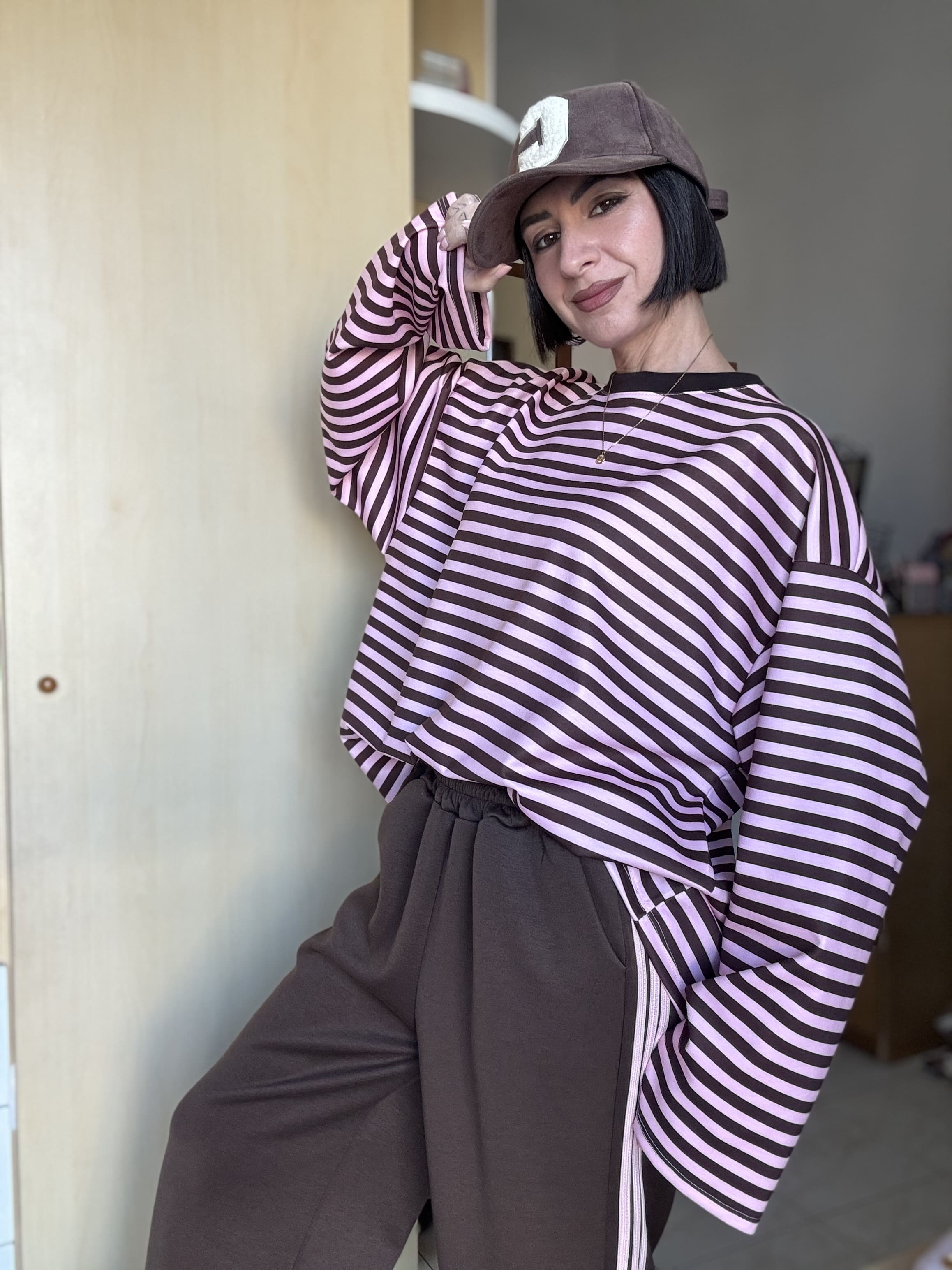 Maglia oversize donna a righe rosa e marrone, in poliestere ed elastane. Scollo rotondo, taglia unica dalla S alla XXL. Comoda e di tendenza.