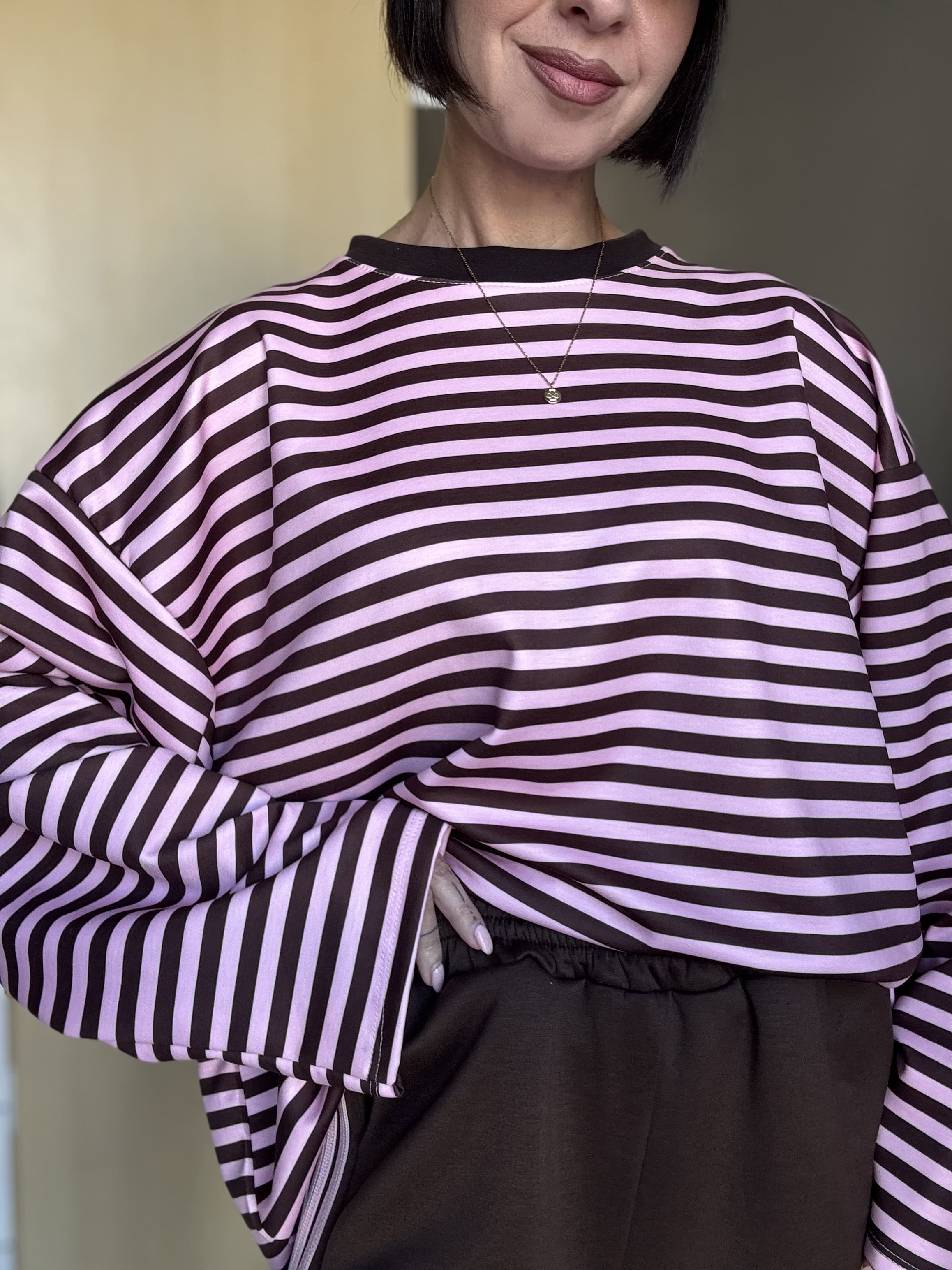 Maglia oversize donna a righe rosa e marrone, in poliestere ed elastane. Scollo rotondo, taglia unica dalla S alla XXL. Comoda e di tendenza.
