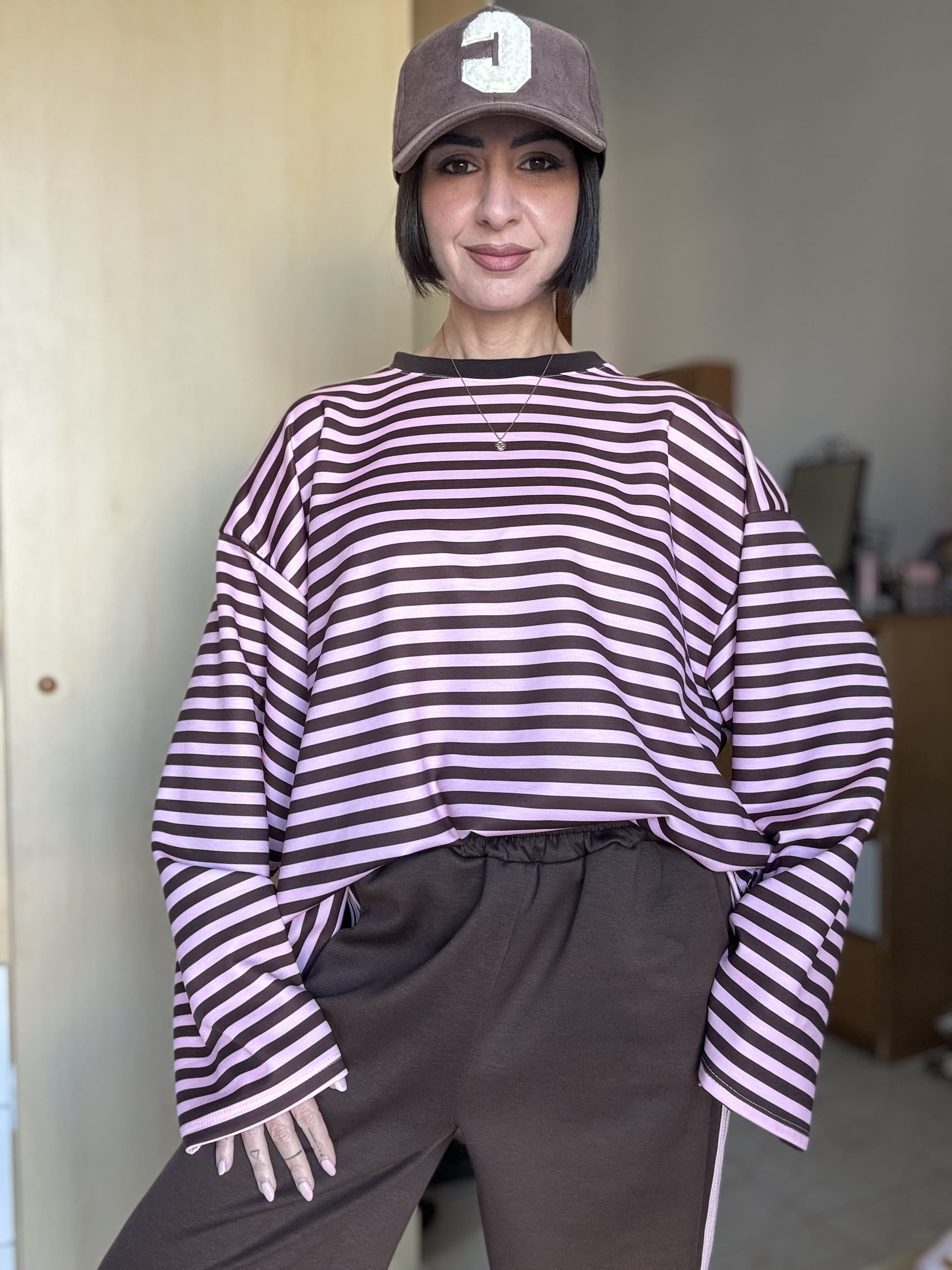 Maglia oversize donna a righe rosa e marrone, in poliestere ed elastane. Scollo rotondo, taglia unica dalla S alla XXL. Comoda e di tendenza.