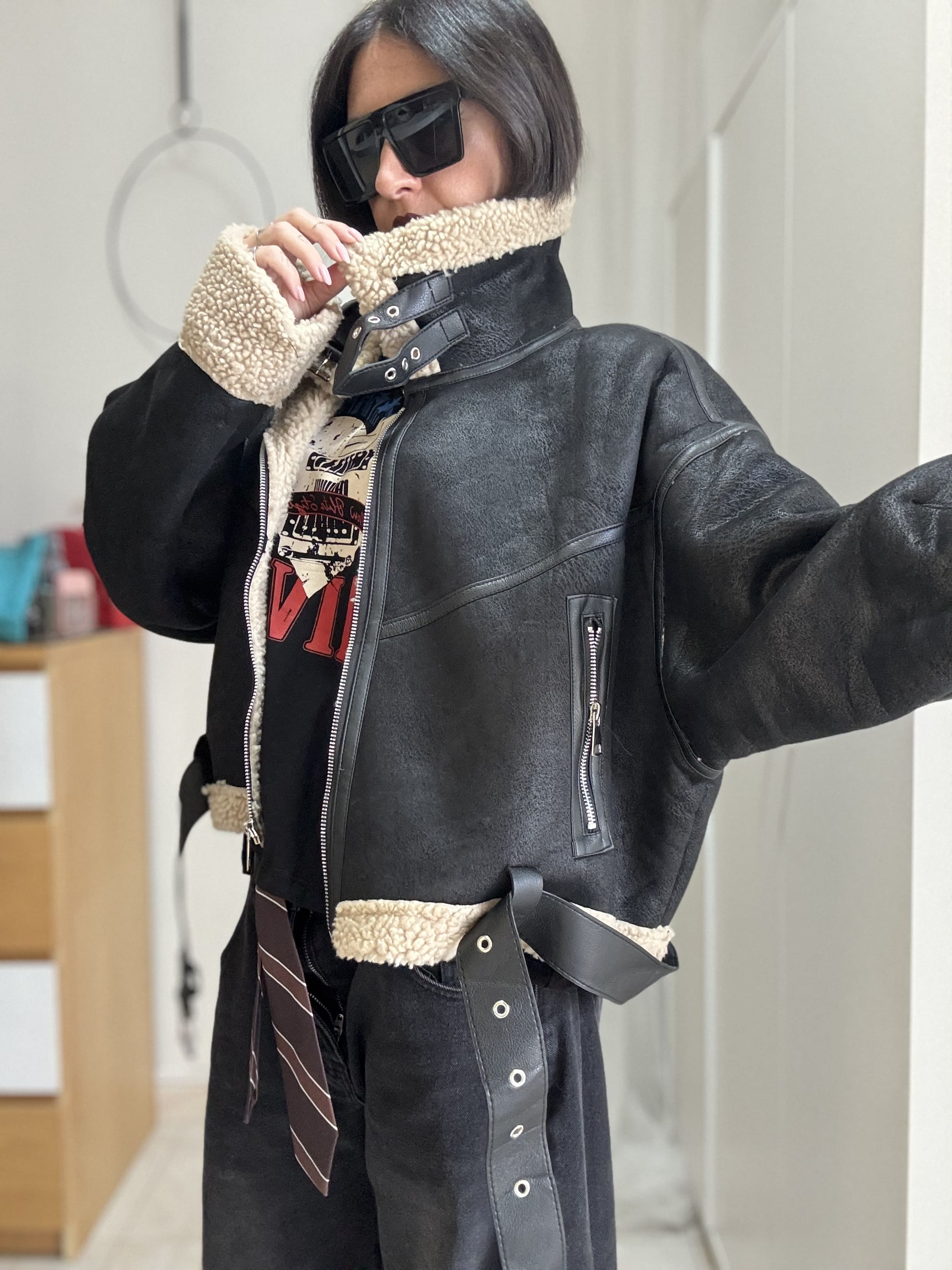 Giubbino in montone ecologico con pelliccia interna – Dettagli in similpelle e cintura – Taglia unica fino a XL