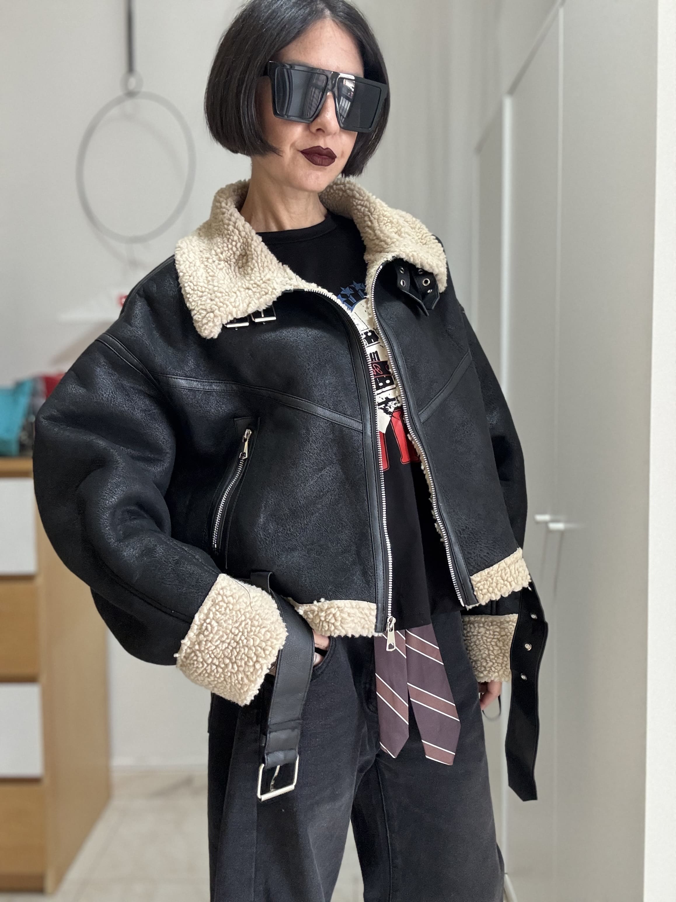 Giubbino in montone ecologico con pelliccia interna – Dettagli in similpelle e cintura – Taglia unica fino a XL