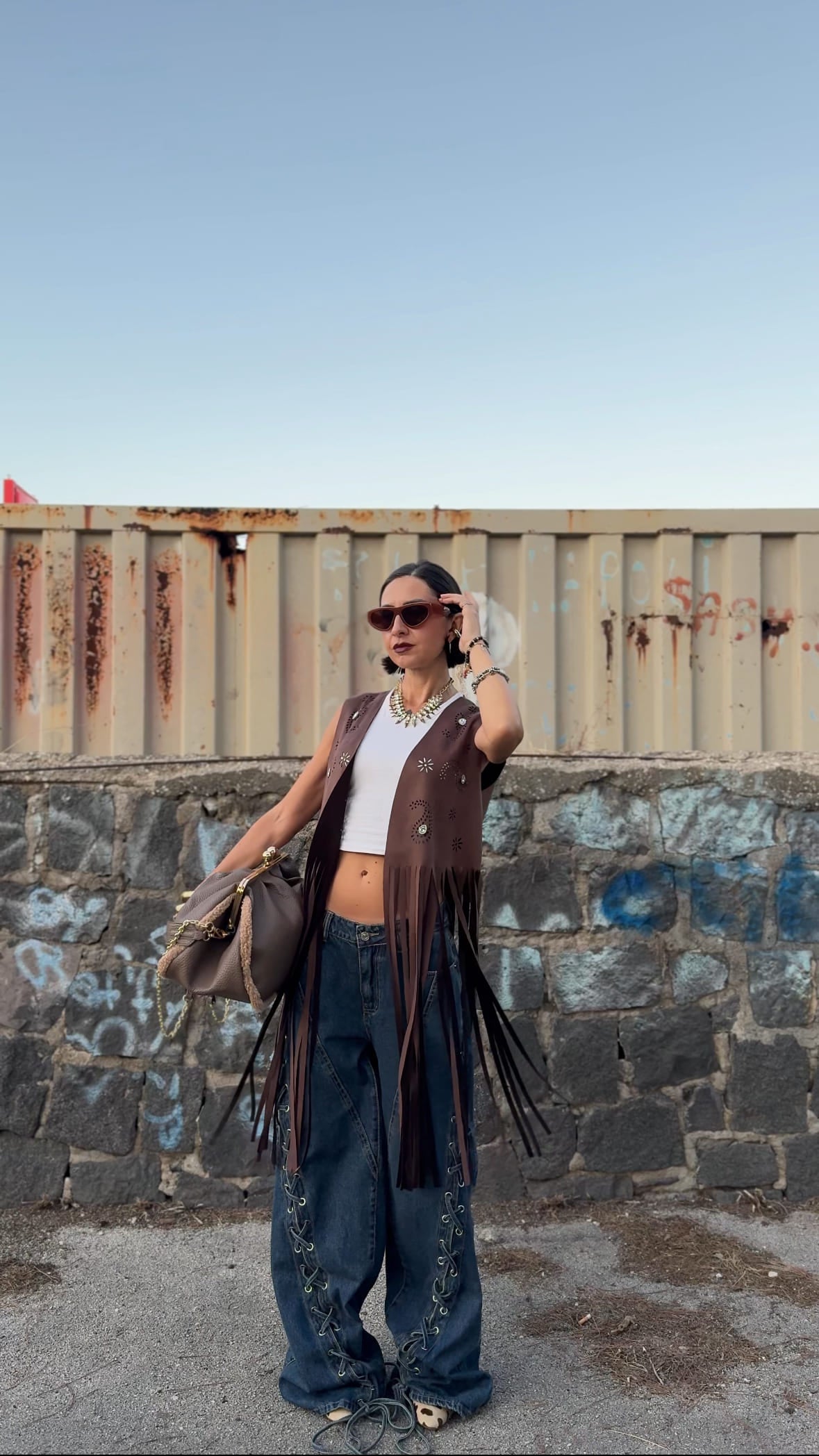 Gilet in Alcantara Marrone con Frange e Strass – Taglio Vivo, Vestibilità Fino alla 48