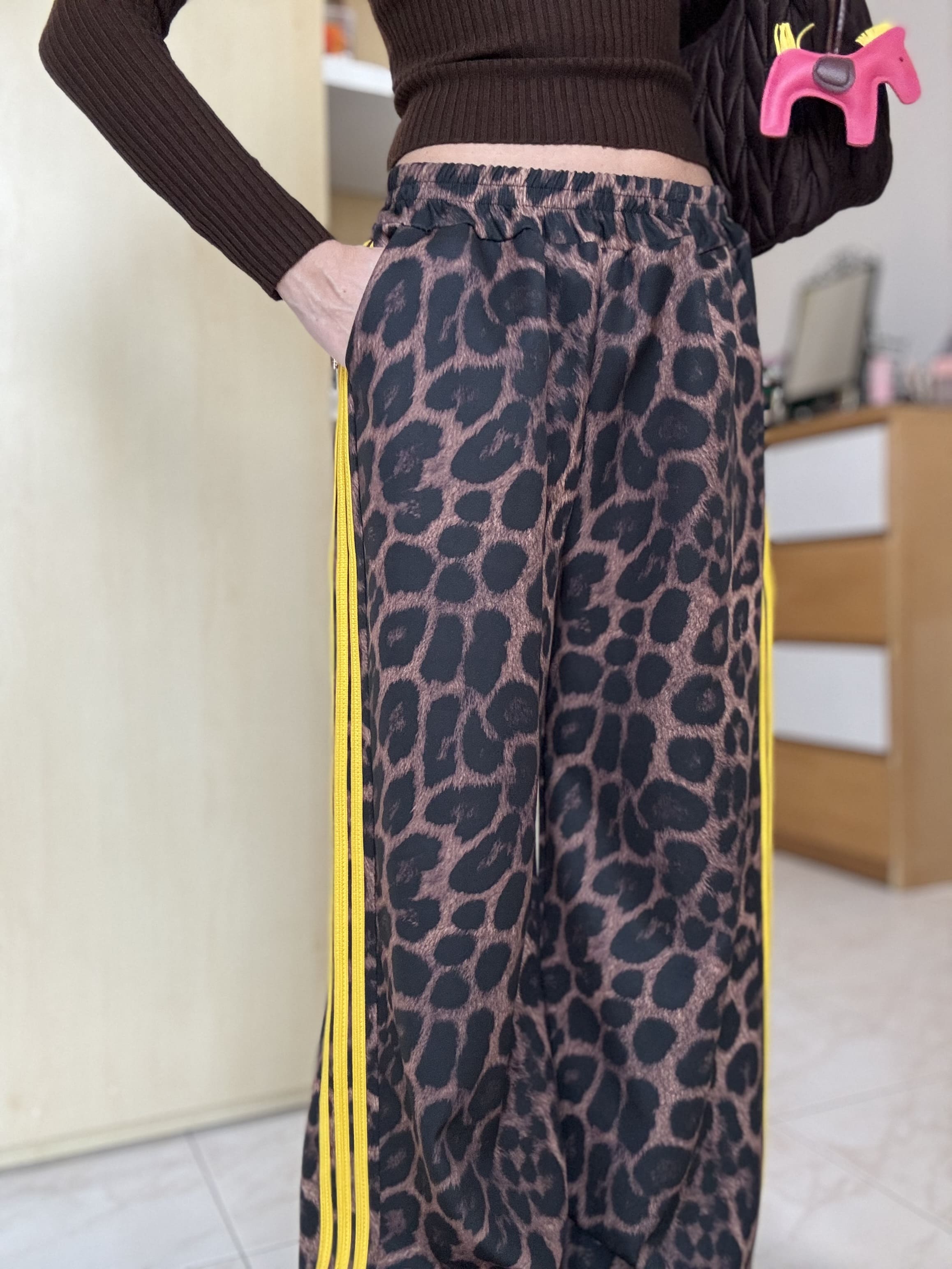 Pantalone donna maculato con bande laterali e vita elastica