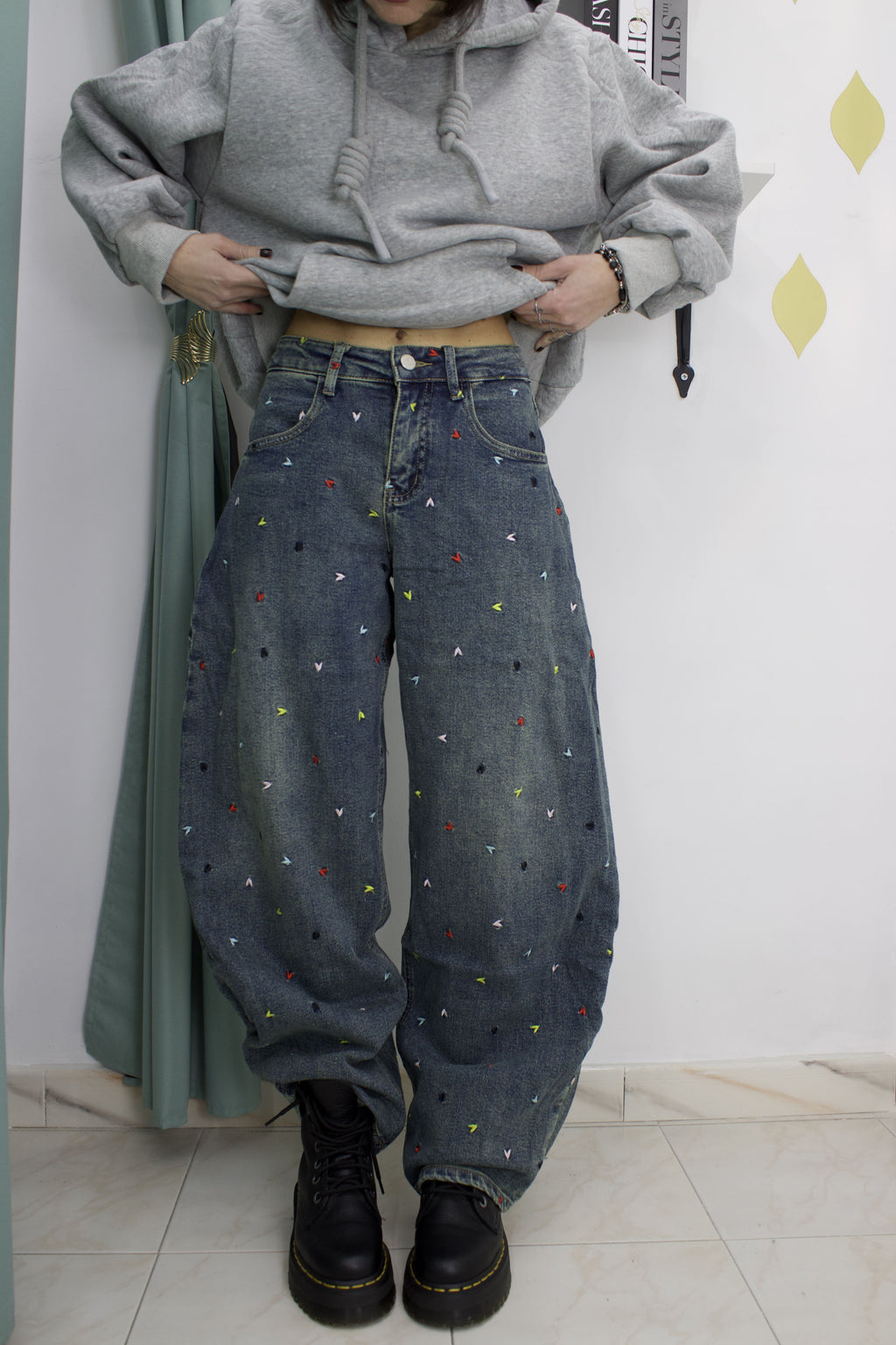 Pantalone ballon blu scuro sabbiato con cuori ricamati colorati – XS–L elasticizzato