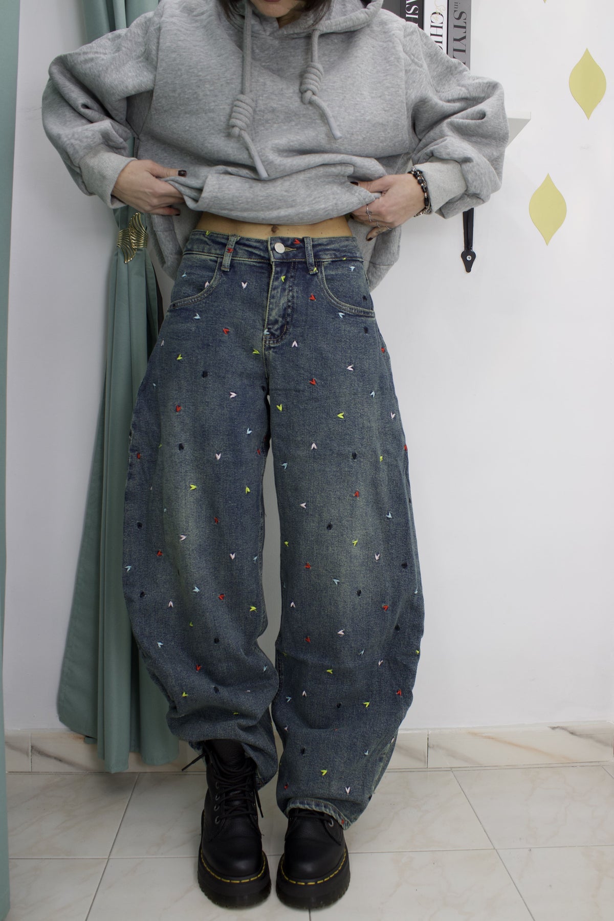 Pantalone ballon blu scuro sabbiato con cuori ricamati colorati – XS–L elasticizzato (guida alle taglie nei dettagli)