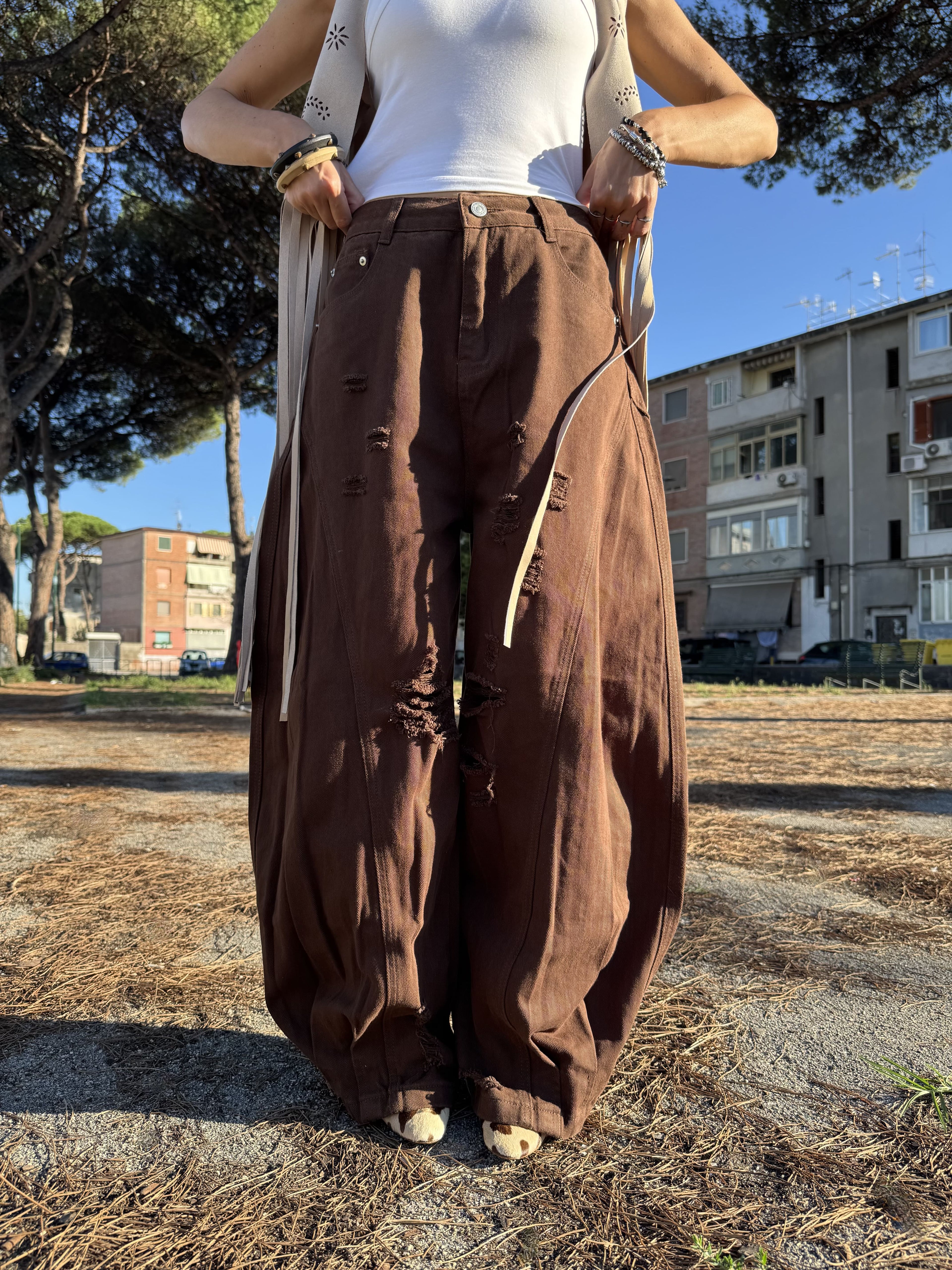 Pantalone Balloon in Denim Marrone – 100% Cotone con Dettagli Sfrangiati