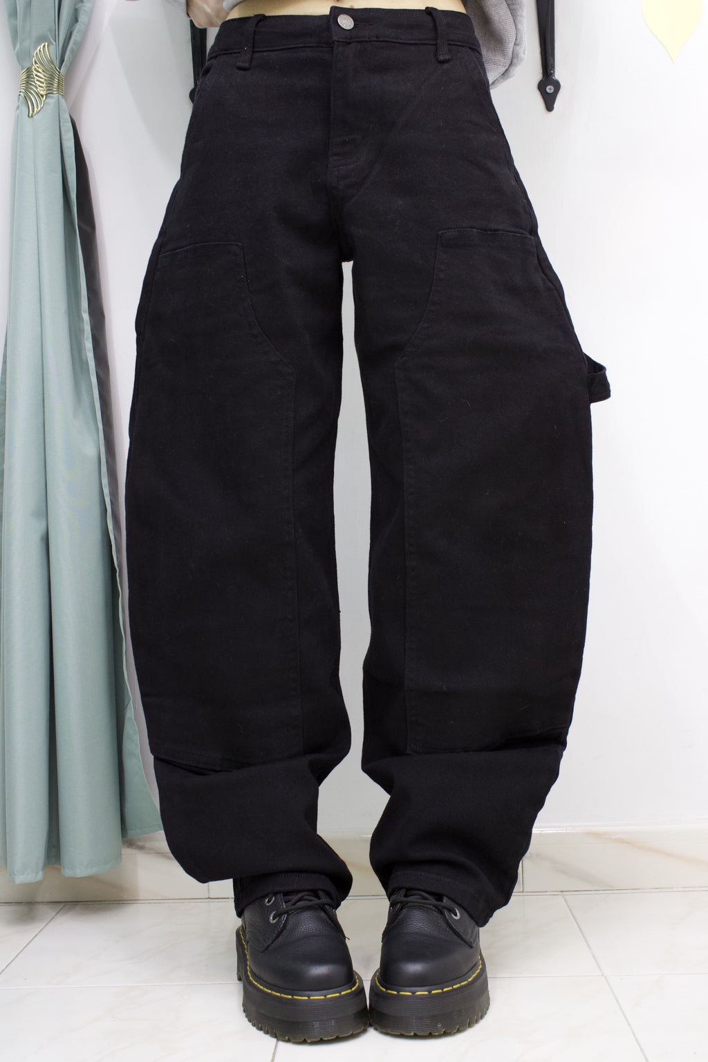 Pantalone Carpenter nero modello balloon in denim da donna