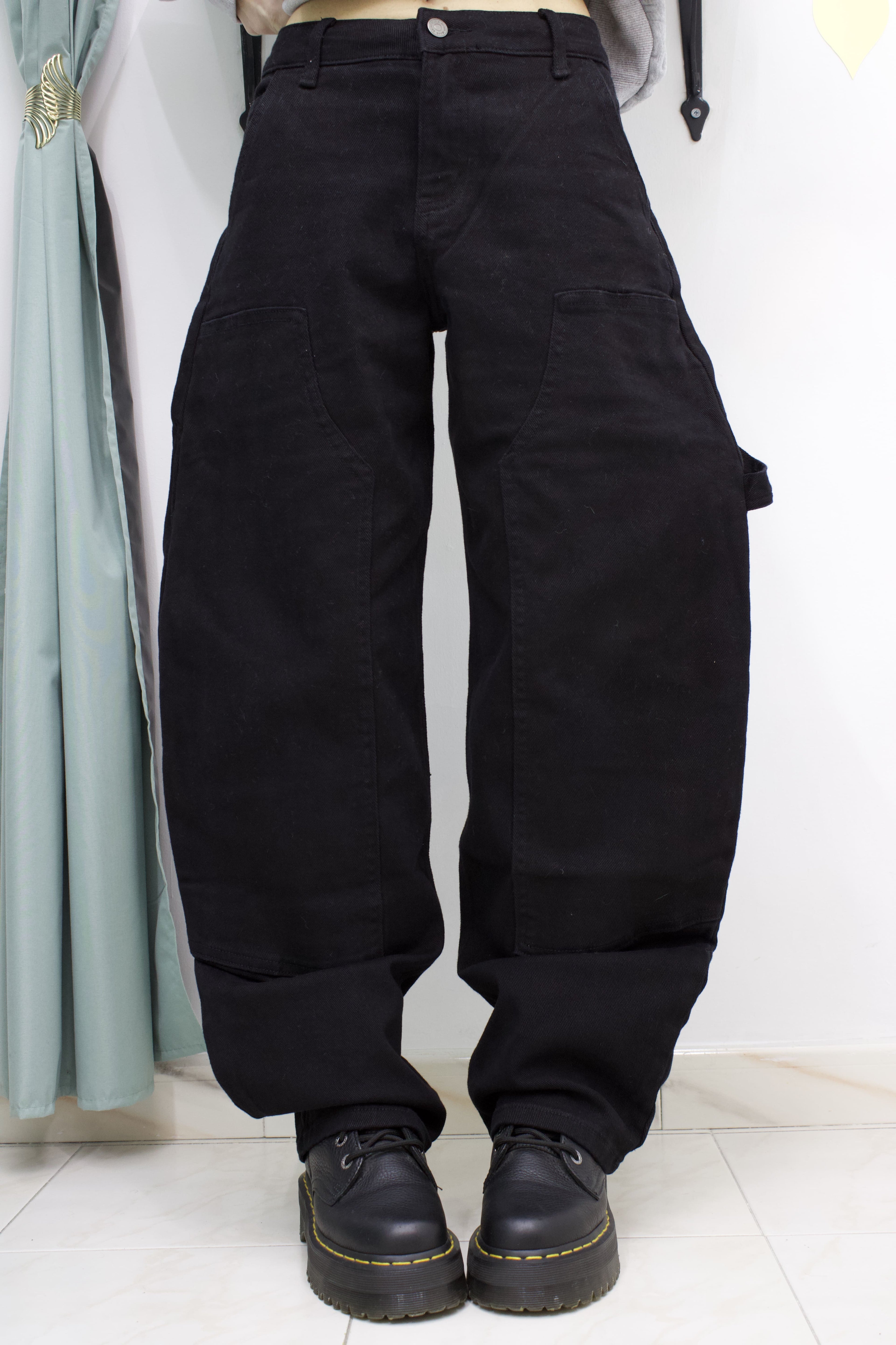 Pantalone Carpenter nero modello balloon in denim da donna