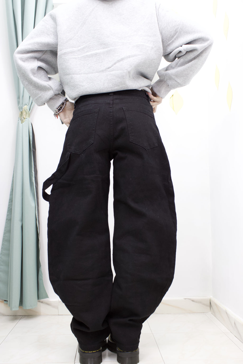 Pantalone Carpenter nero modello balloon in denim da donna