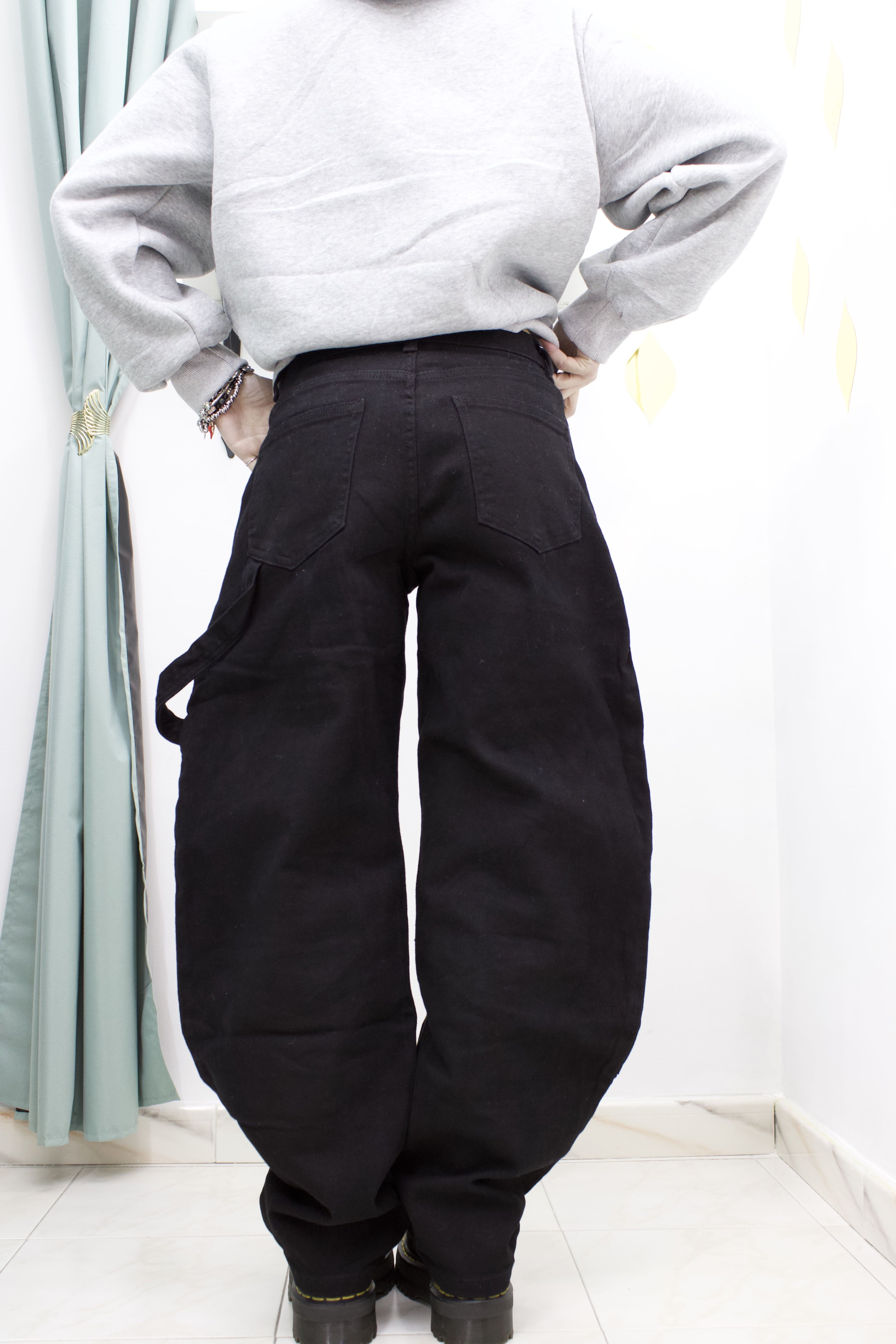 Pantalone Carpenter nero modello balloon in denim da donna