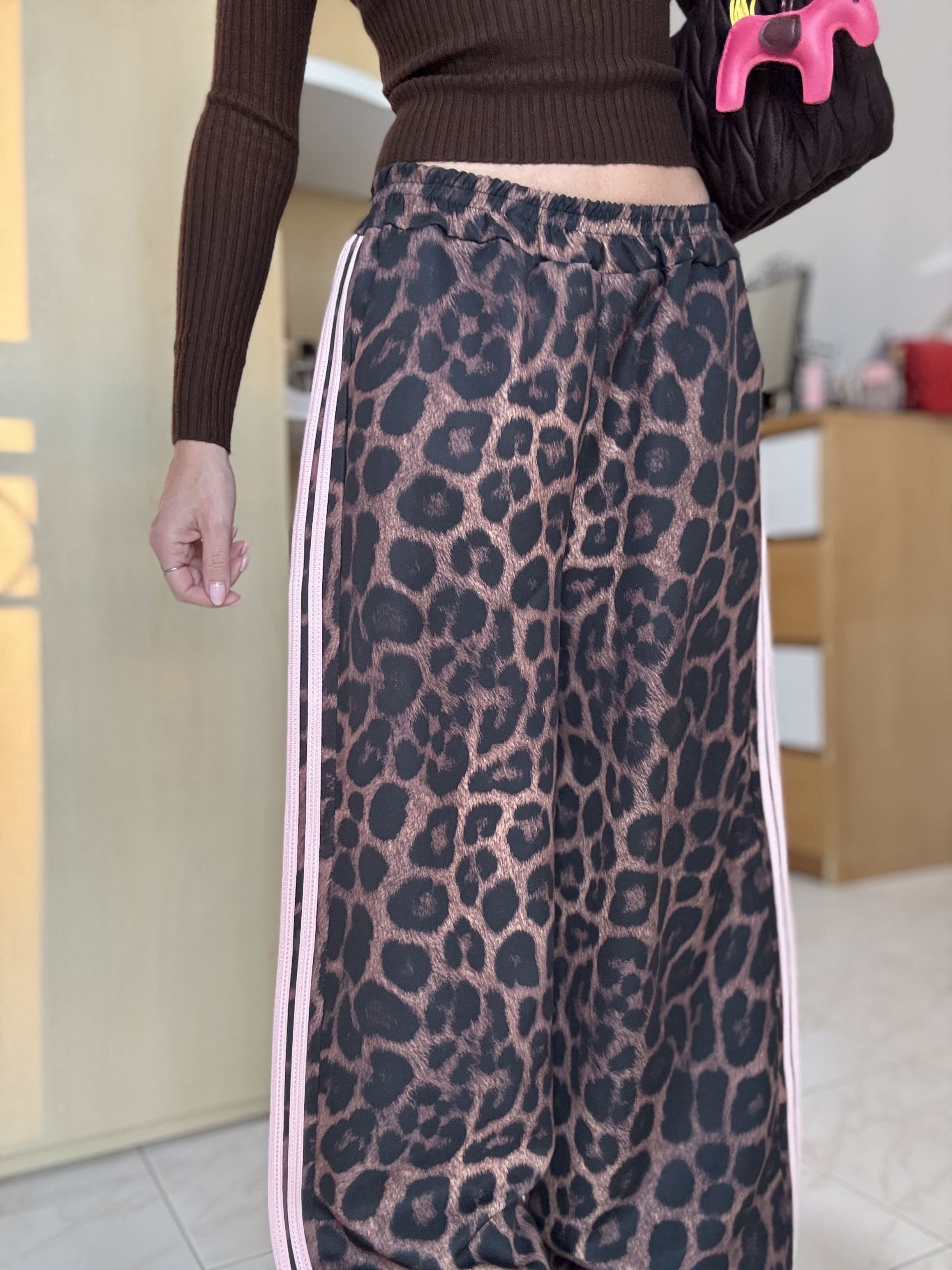 Pantalone donna maculato con bande laterali e vita elastica