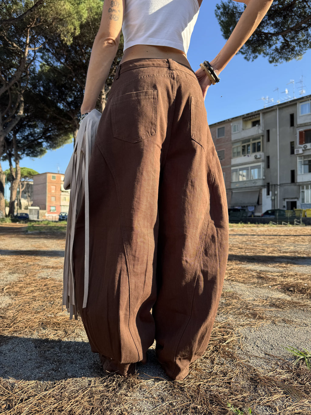 Pantalone Balloon in Denim Marrone – 100% Cotone con Dettagli Sfrangiati