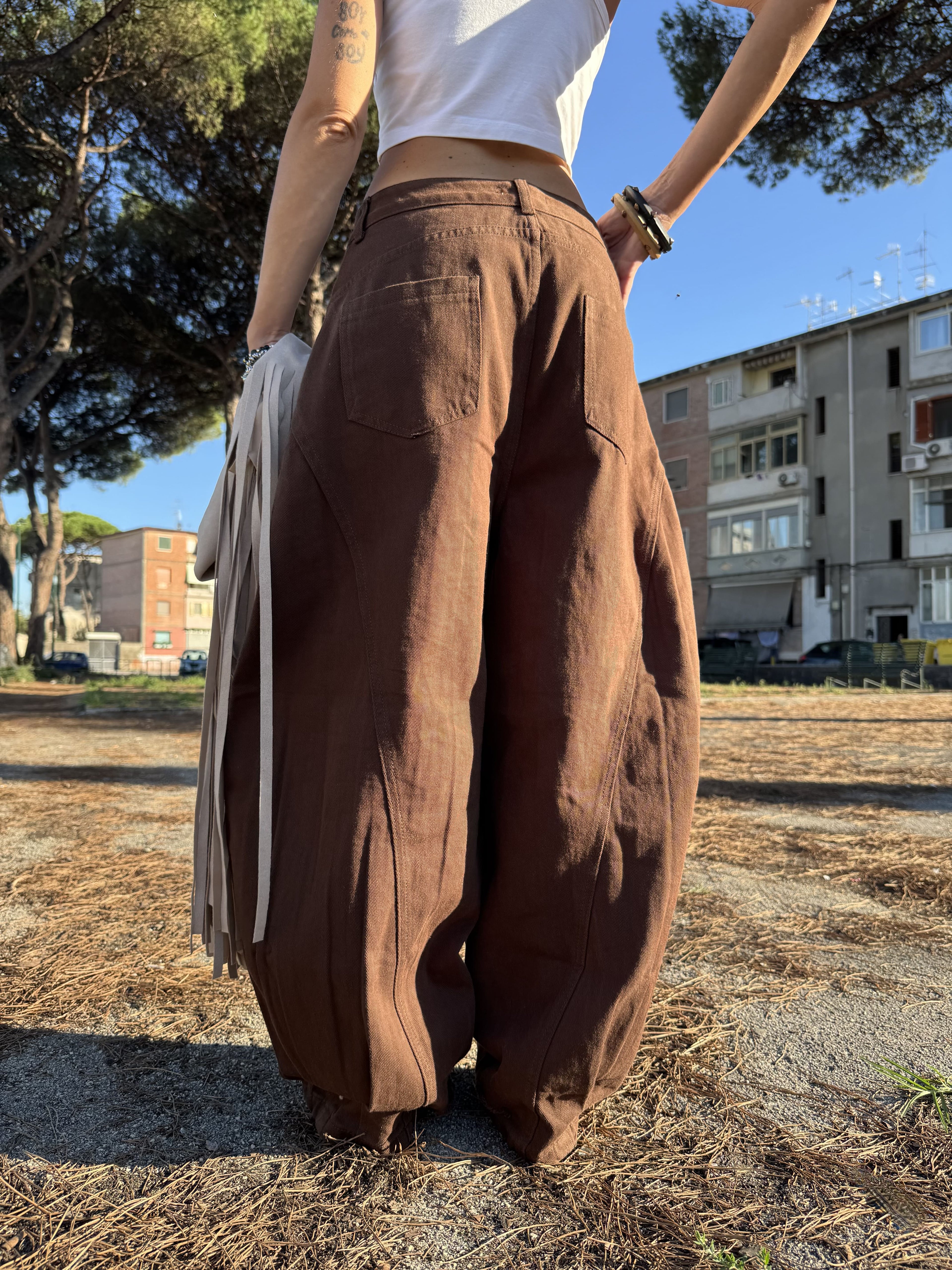Pantalone Balloon in Denim Marrone – 100% Cotone con Dettagli Sfrangiati