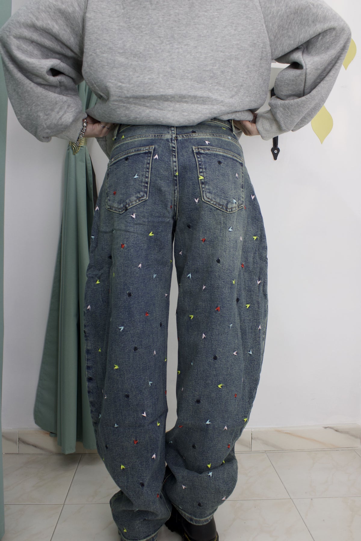 Pantalone ballon blu scuro sabbiato con cuori ricamati colorati – XS–L elasticizzato (guida alle taglie nei dettagli)