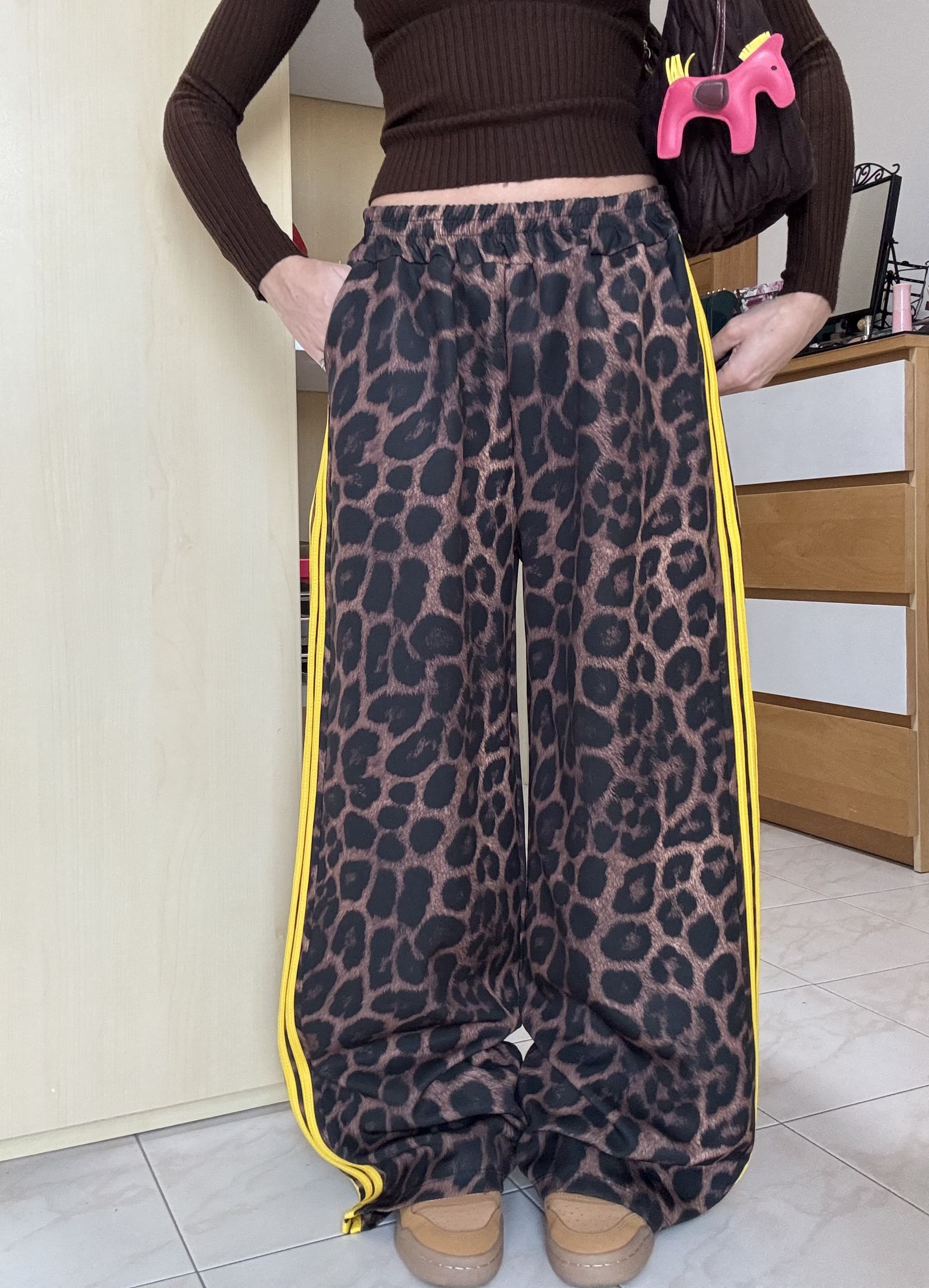 Pantalone donna maculato con bande laterali e vita elastica