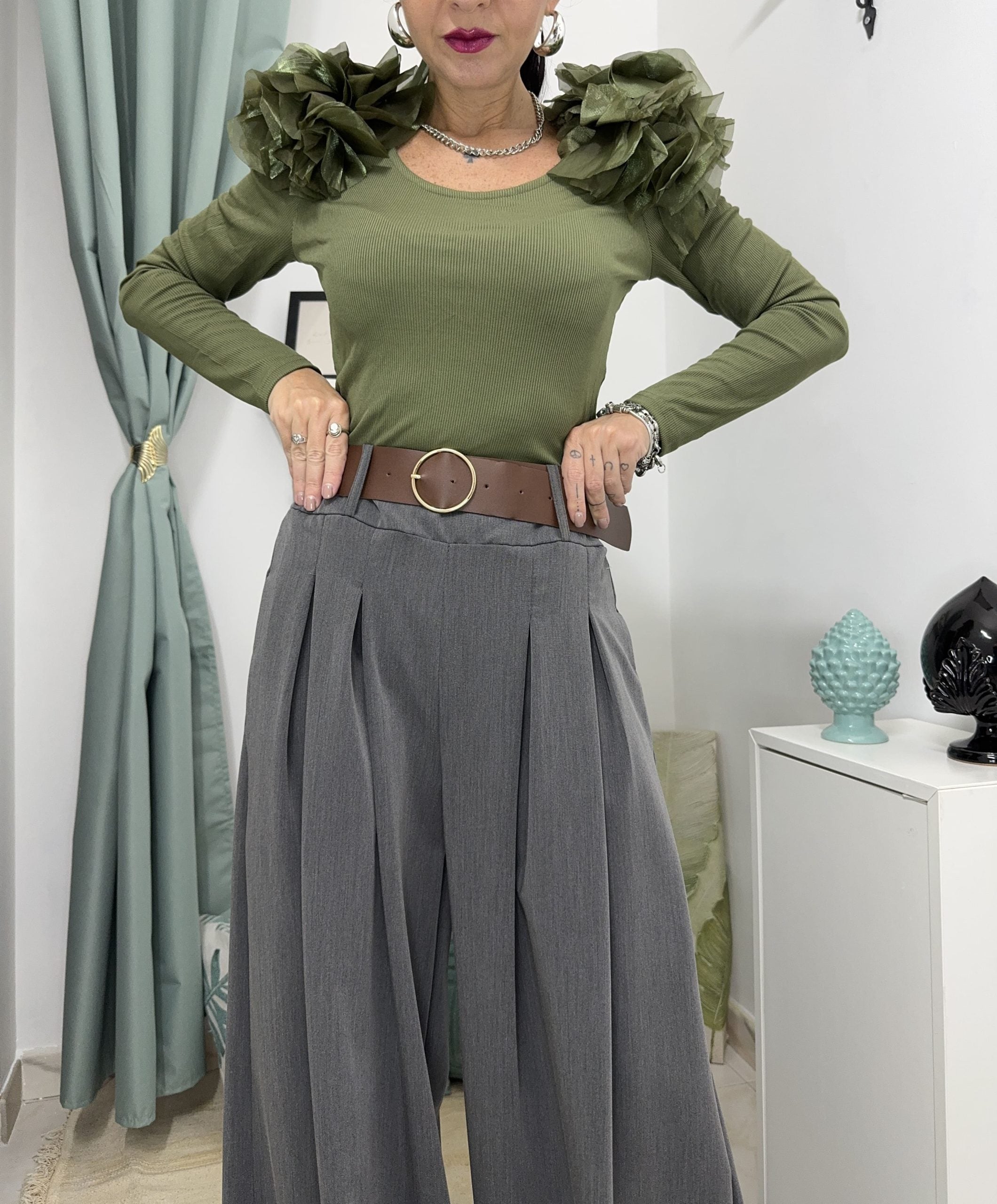 Pantaloni palazzo con pences e cintura