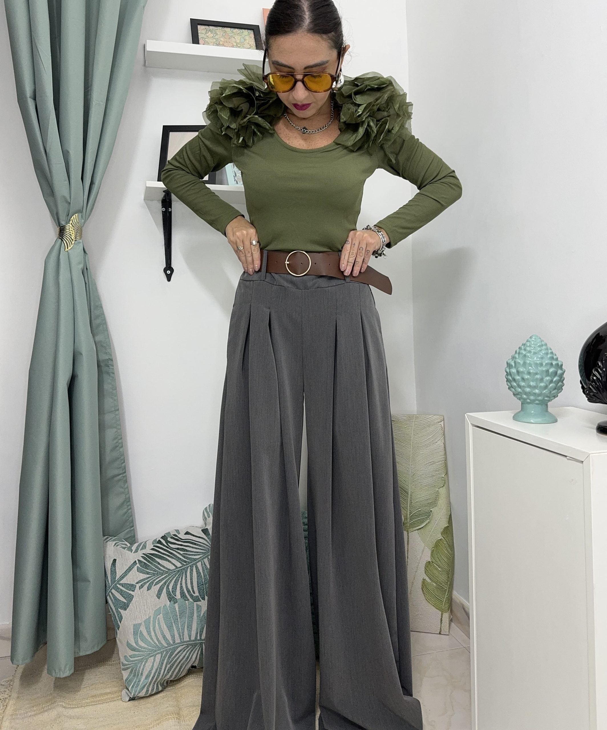 Pantaloni palazzo con pences e cintura