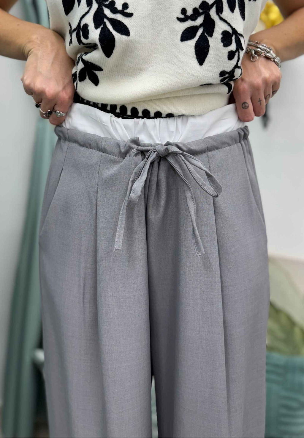Pantaloni palazzo con pences e fascia
