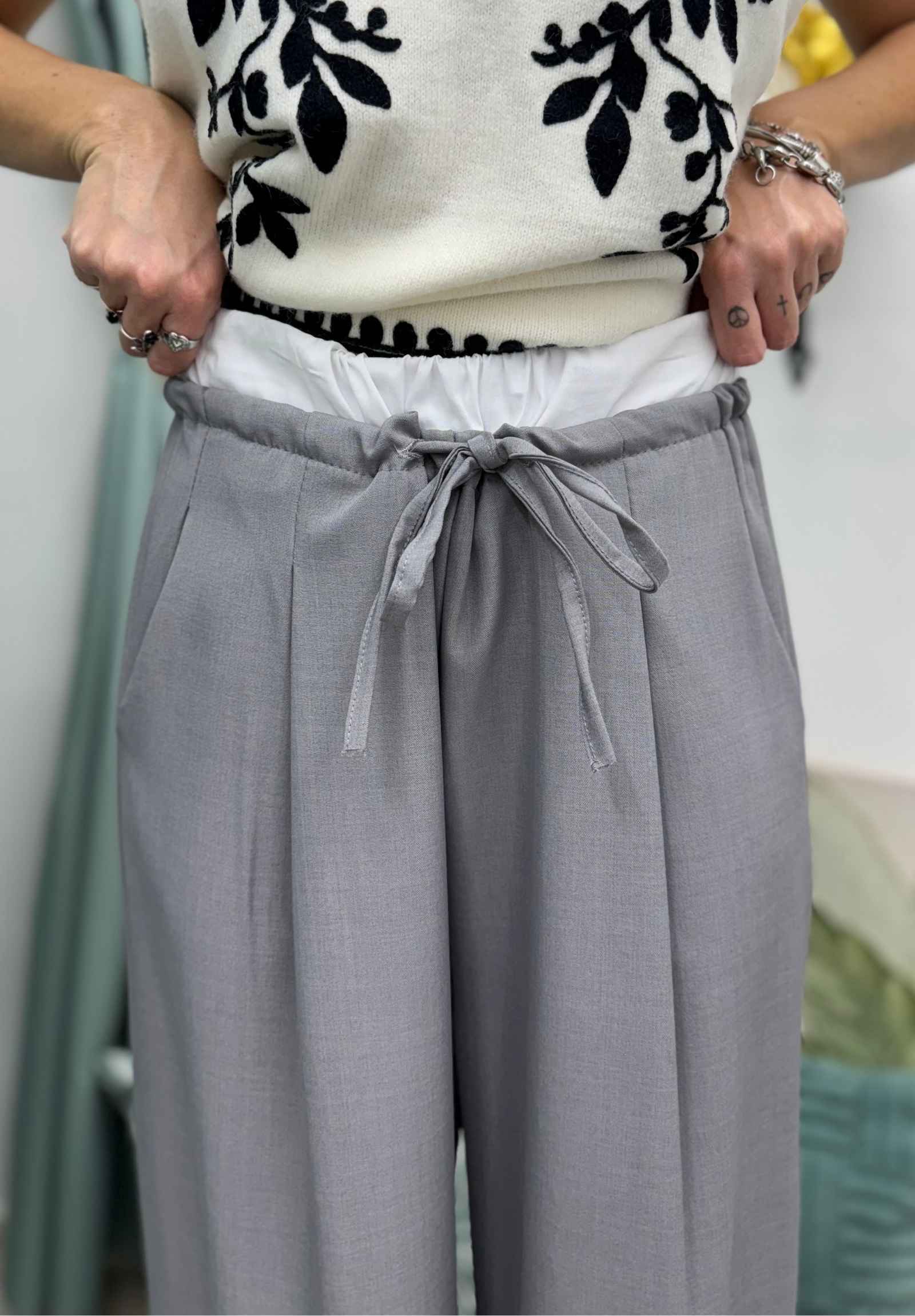 Pantaloni palazzo con pences e fascia