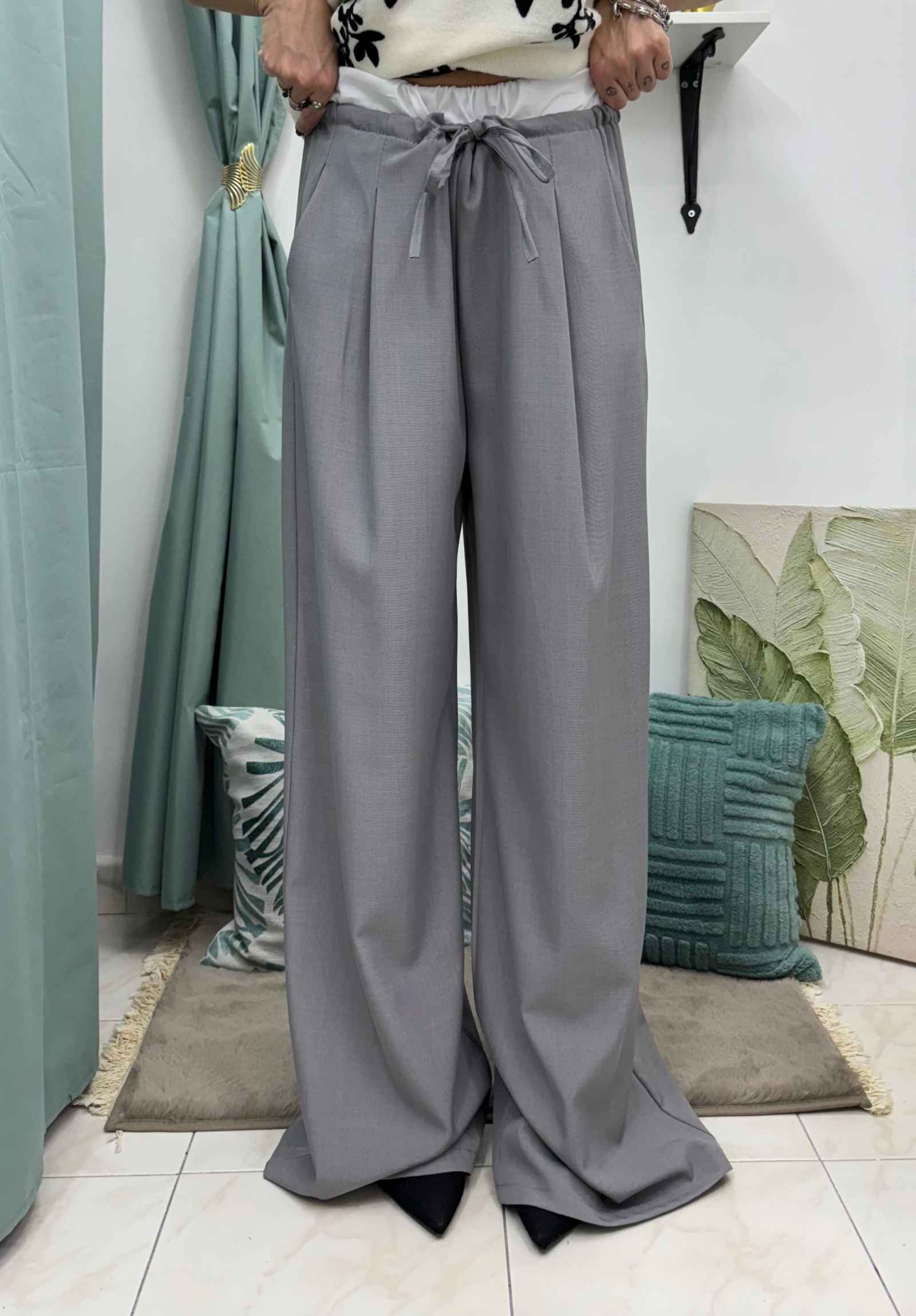 Pantaloni palazzo con pences e fascia