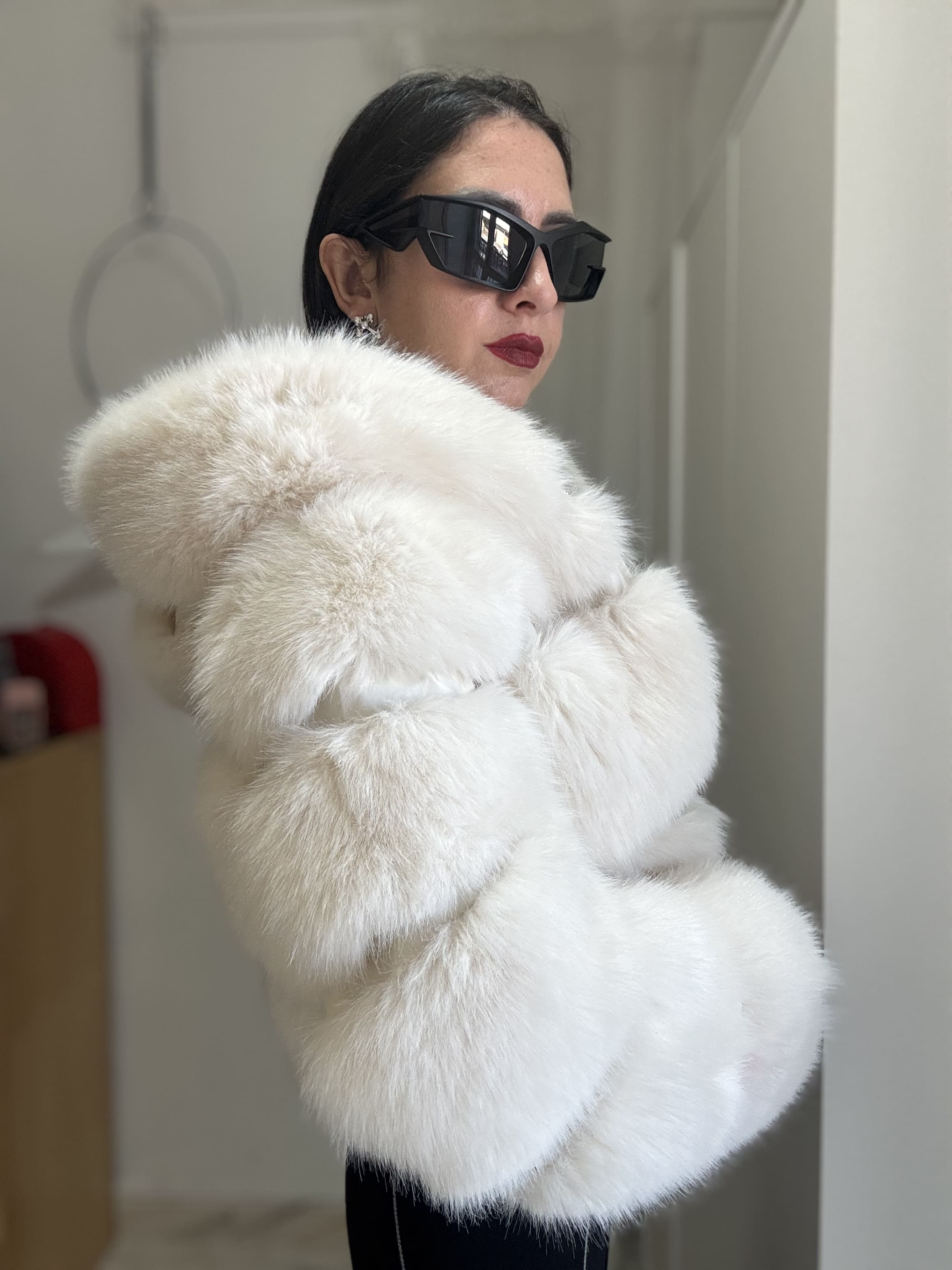 Ecofur cropped con cappuccio e dettagli in similpelle – Marrone, bianca o nera – Taglia unica fino a M