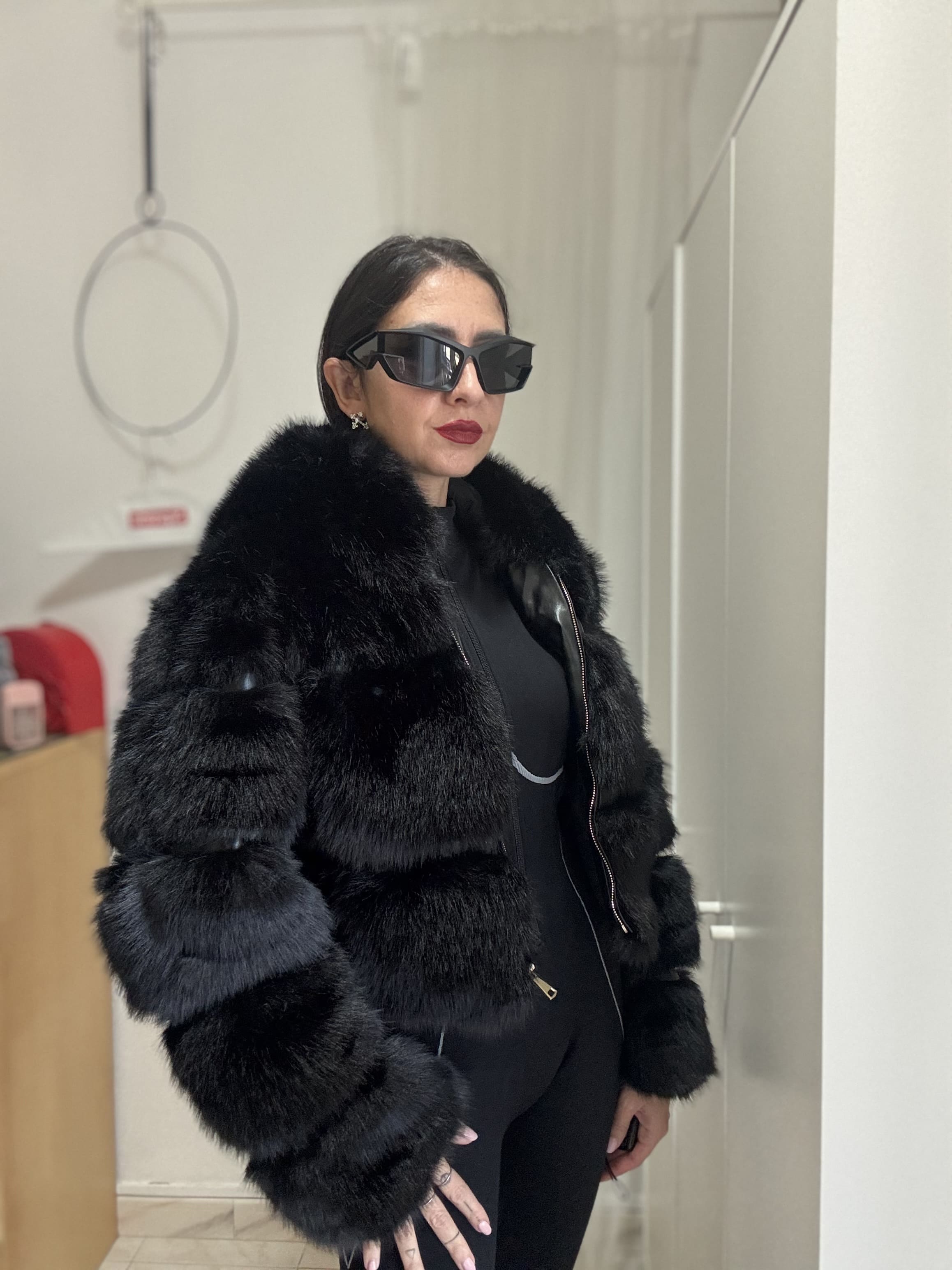 Ecofur cropped con cappuccio e dettagli in similpelle – Marrone, bianca o nera – Taglia unica fino a M