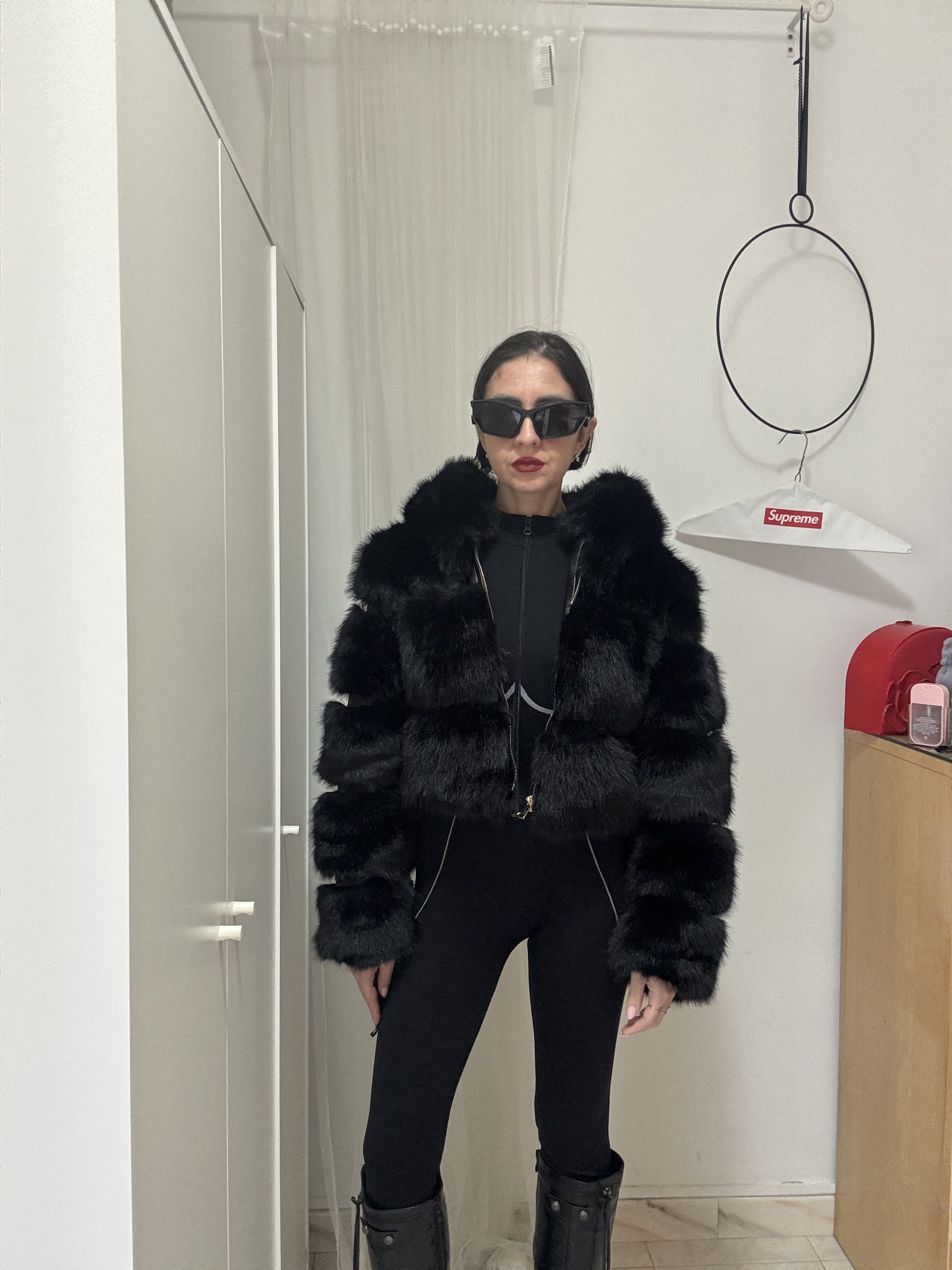 Ecofur cropped con cappuccio e dettagli in similpelle – Marrone, bianca o nera – Taglia unica fino a M