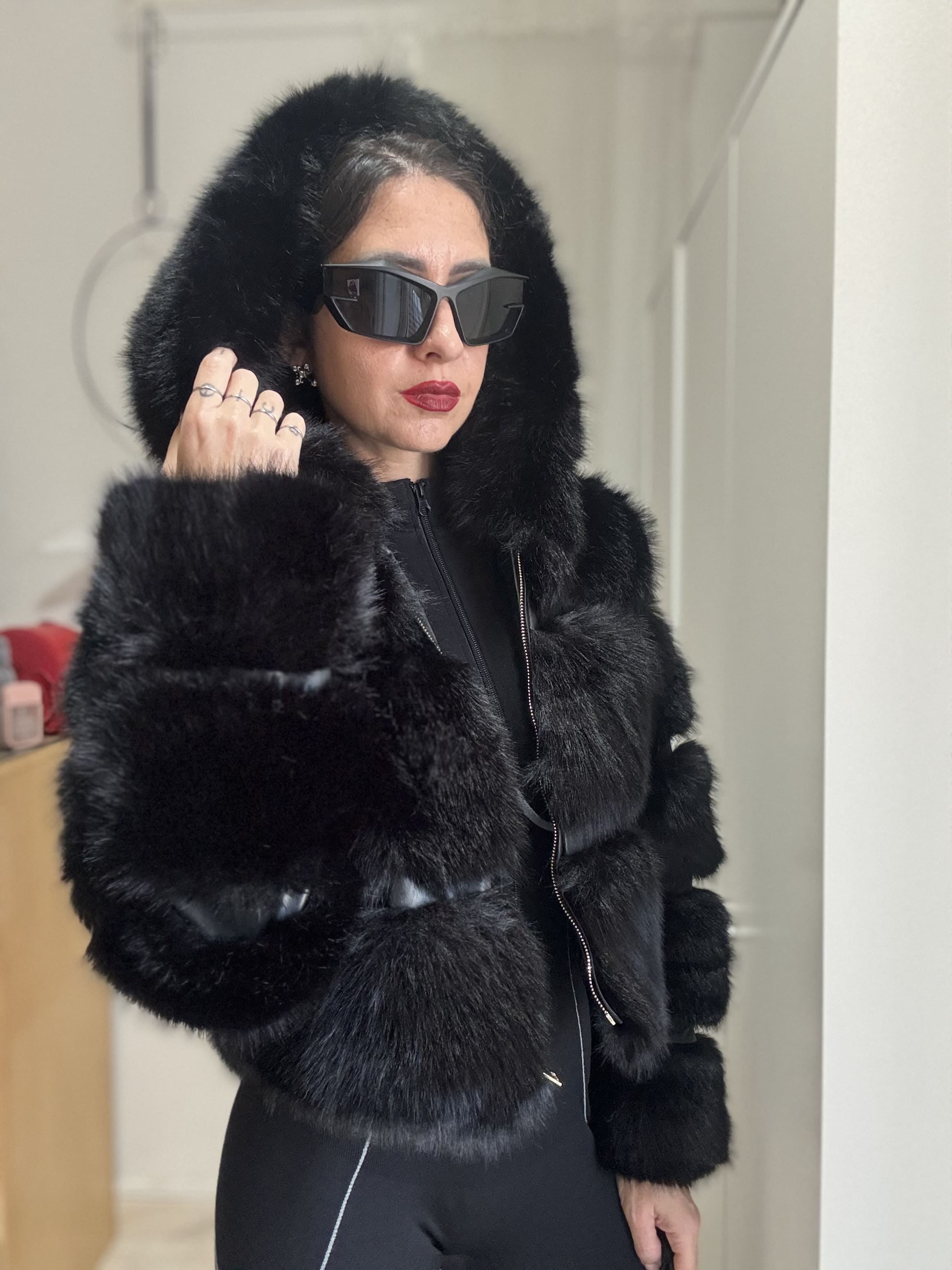 Ecofur cropped con cappuccio e dettagli in similpelle – Marrone, bianca o nera – Taglia unica fino a M