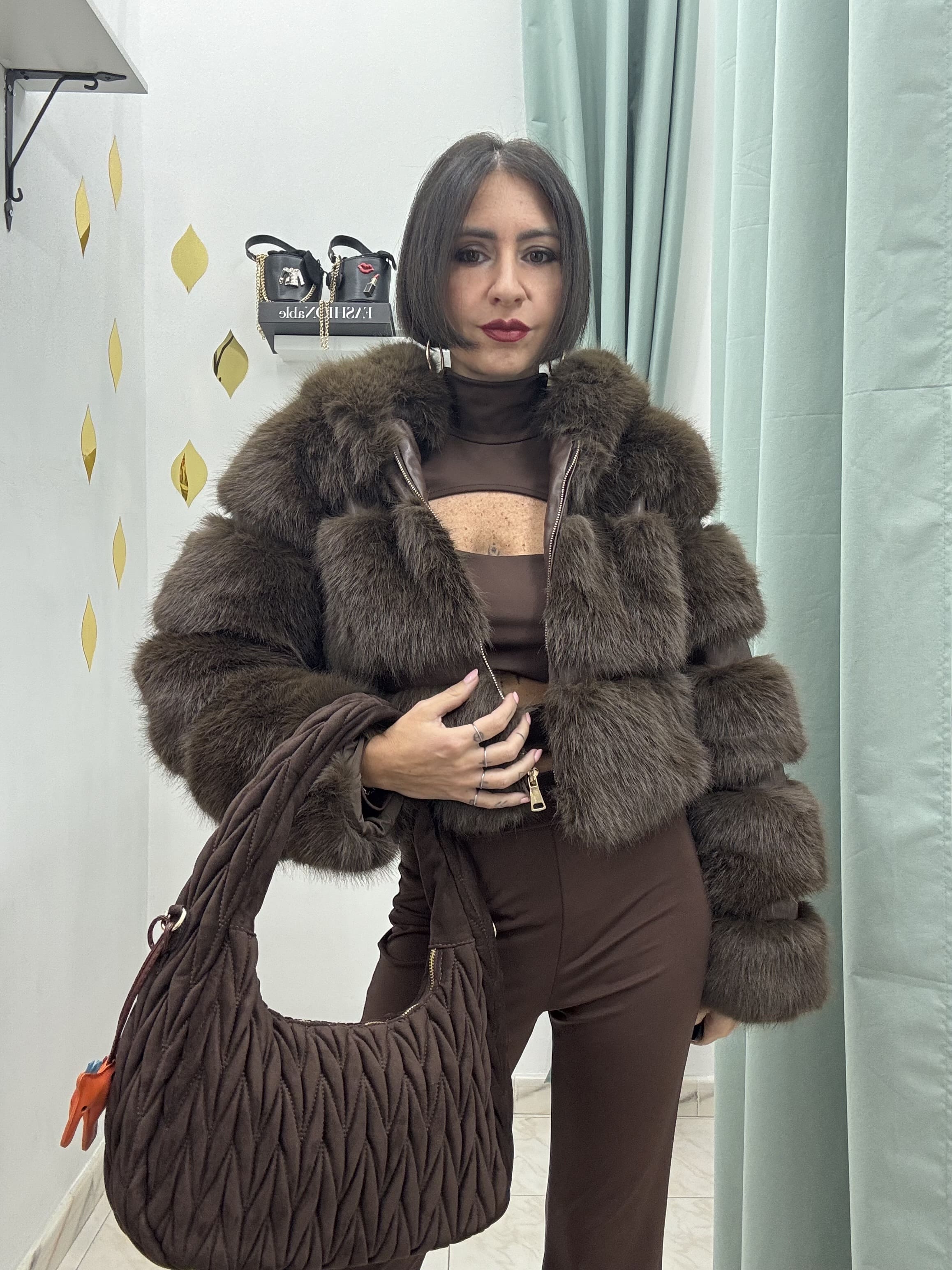 Ecofur cropped con cappuccio e dettagli in similpelle – Marrone, bianca o nera – Taglia unica fino a M