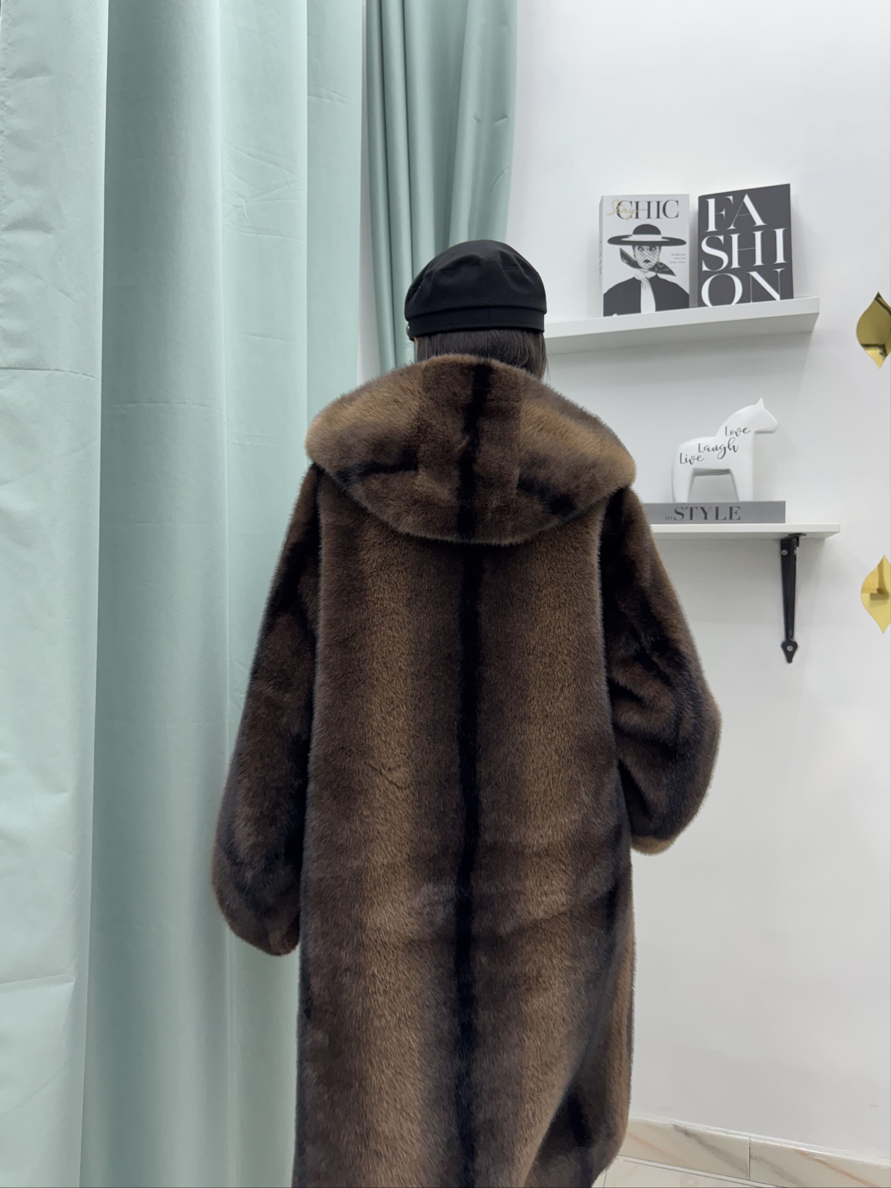 Pelliccia lunga marrone con cappuccio in ecofur e interno in montone ecologico – Taglia unica (40–48)