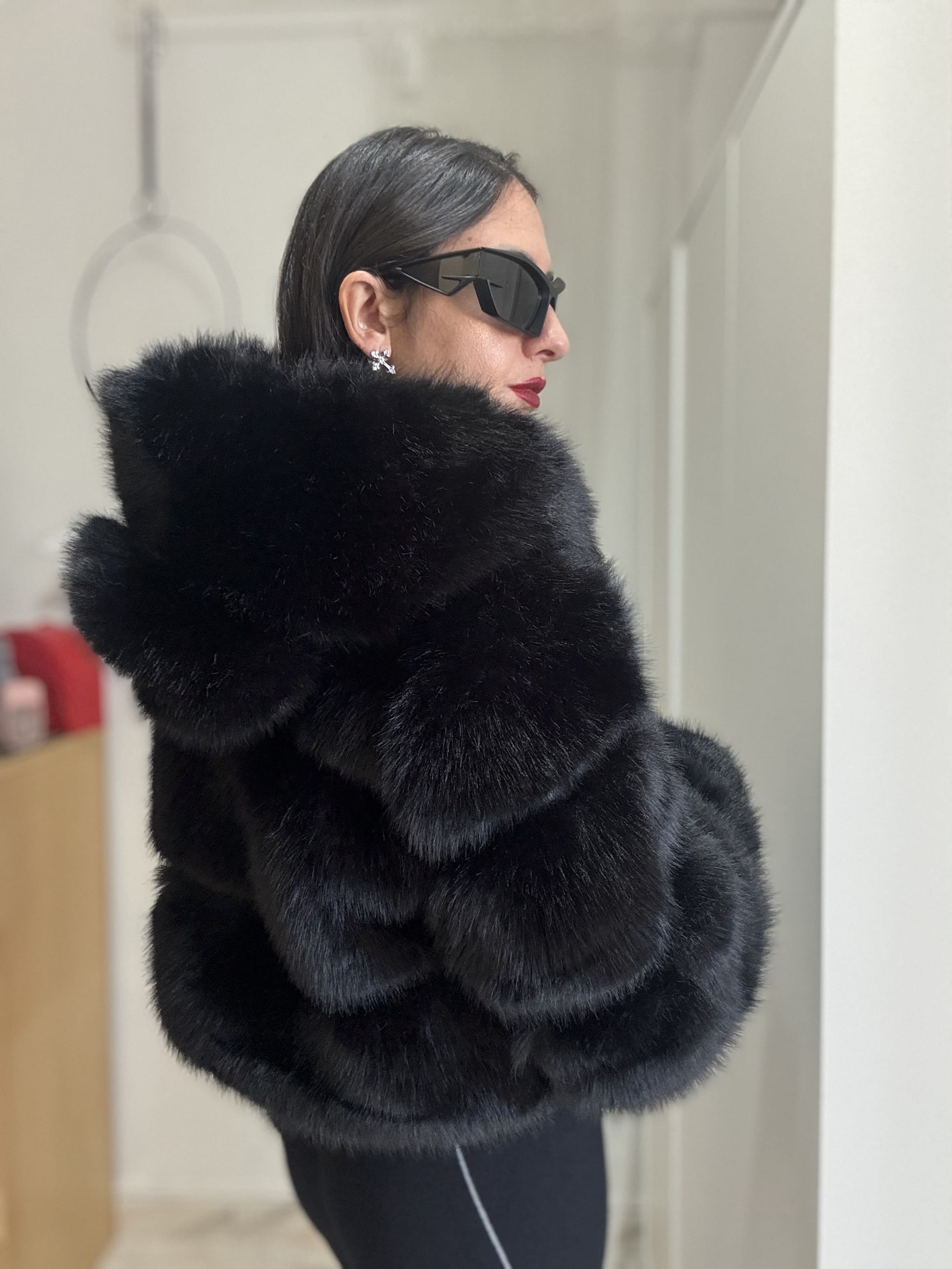 Ecofur cropped con cappuccio e dettagli in similpelle – Marrone, bianca o nera – Taglia unica fino a M