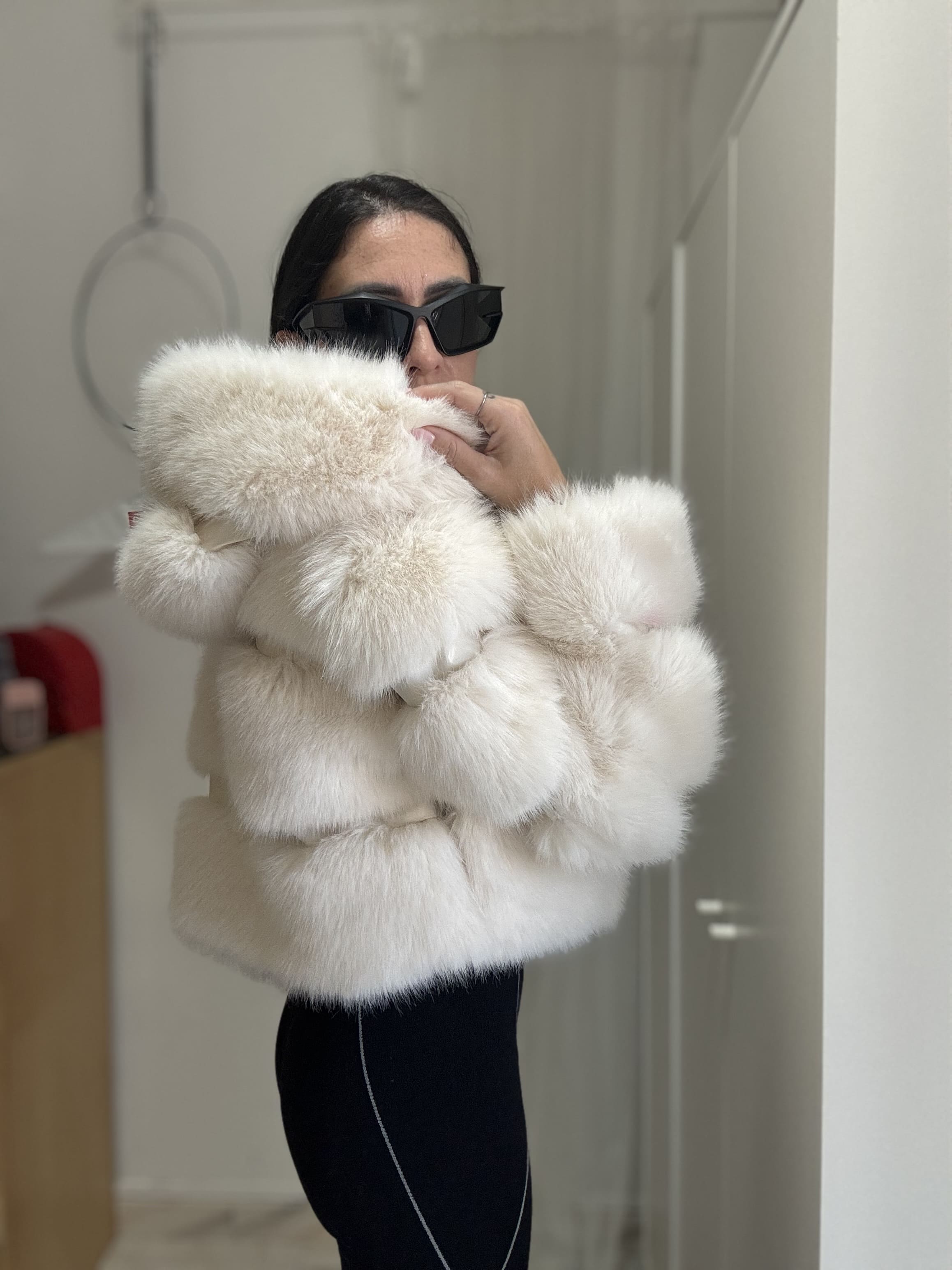 Ecofur cropped con cappuccio e dettagli in similpelle – Marrone, bianca o nera – Taglia unica fino a M