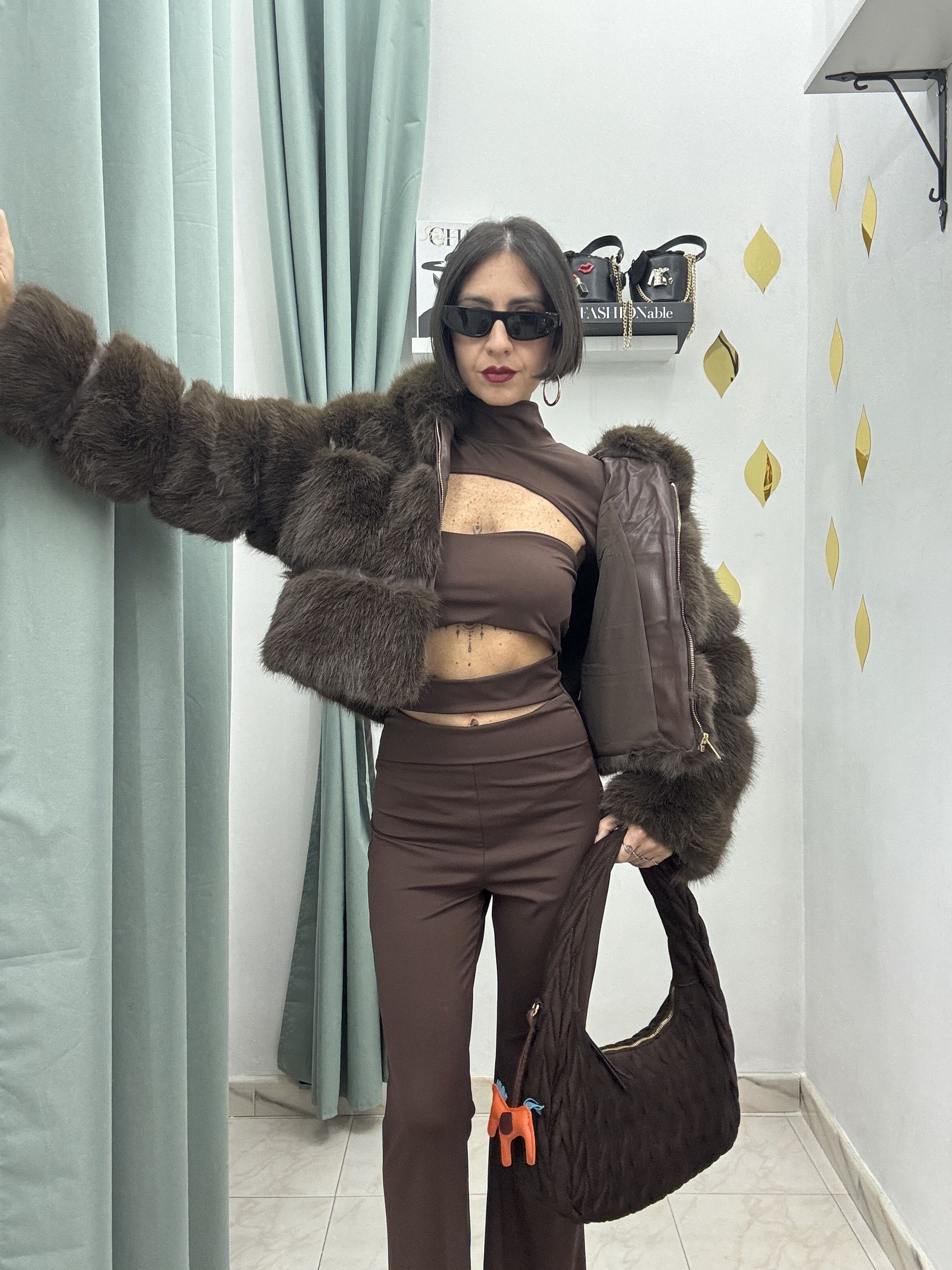 Ecofur cropped con cappuccio e dettagli in similpelle – Marrone, bianca o nera – Taglia unica fino a M