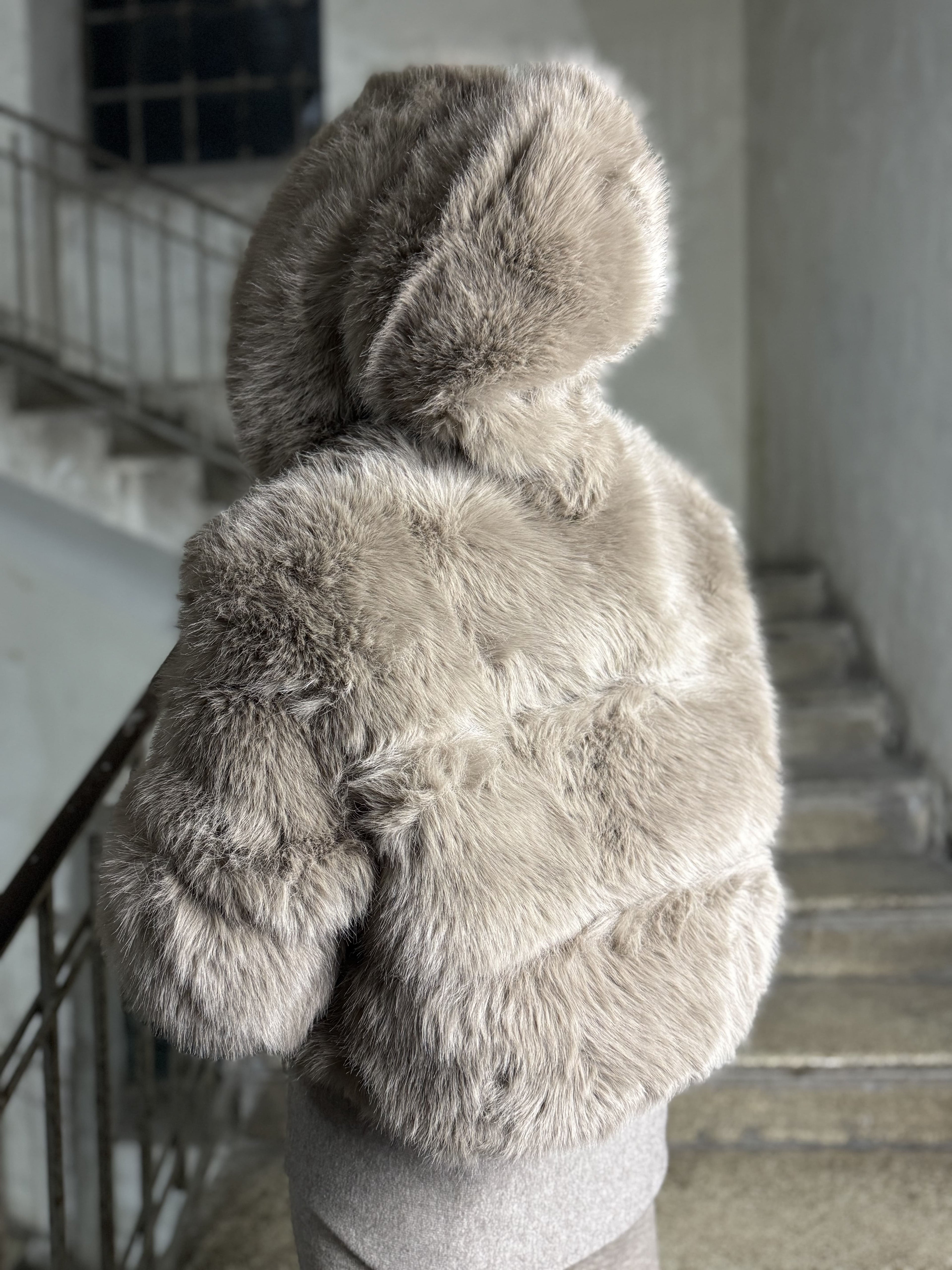 Giubbino in eco fur cropped con cappuccio