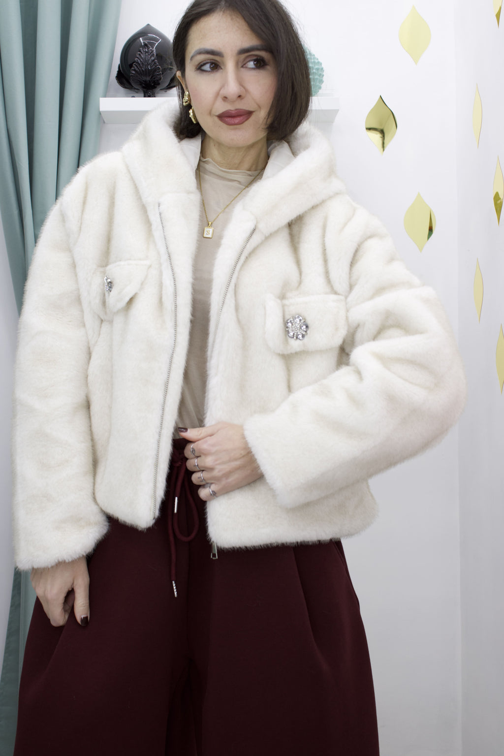 Ecofur corta donna con cappuccio e applicazioni in strass