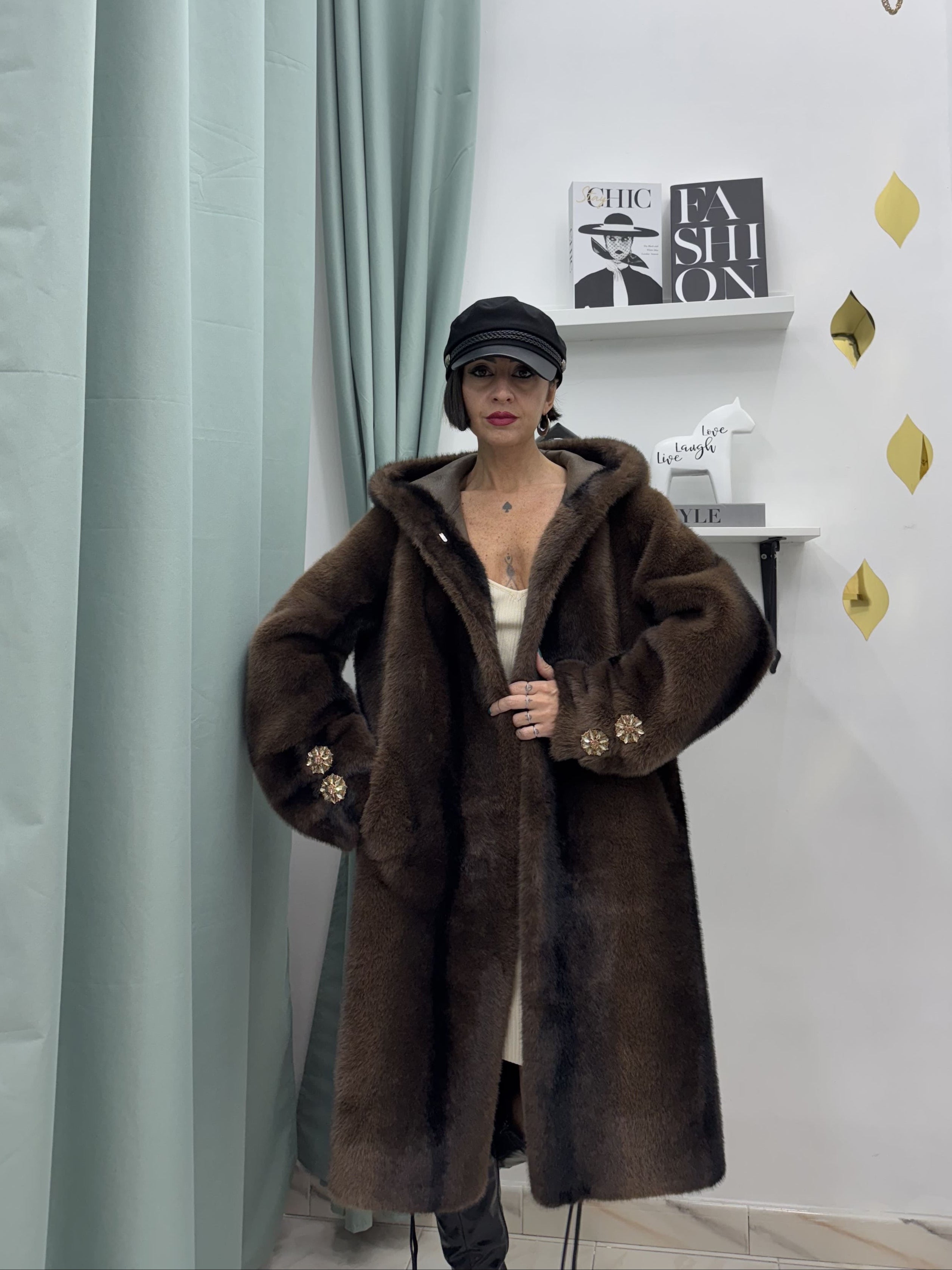 Pelliccia lunga marrone con cappuccio in ecofur e interno in montone ecologico – Taglia unica (40–48)