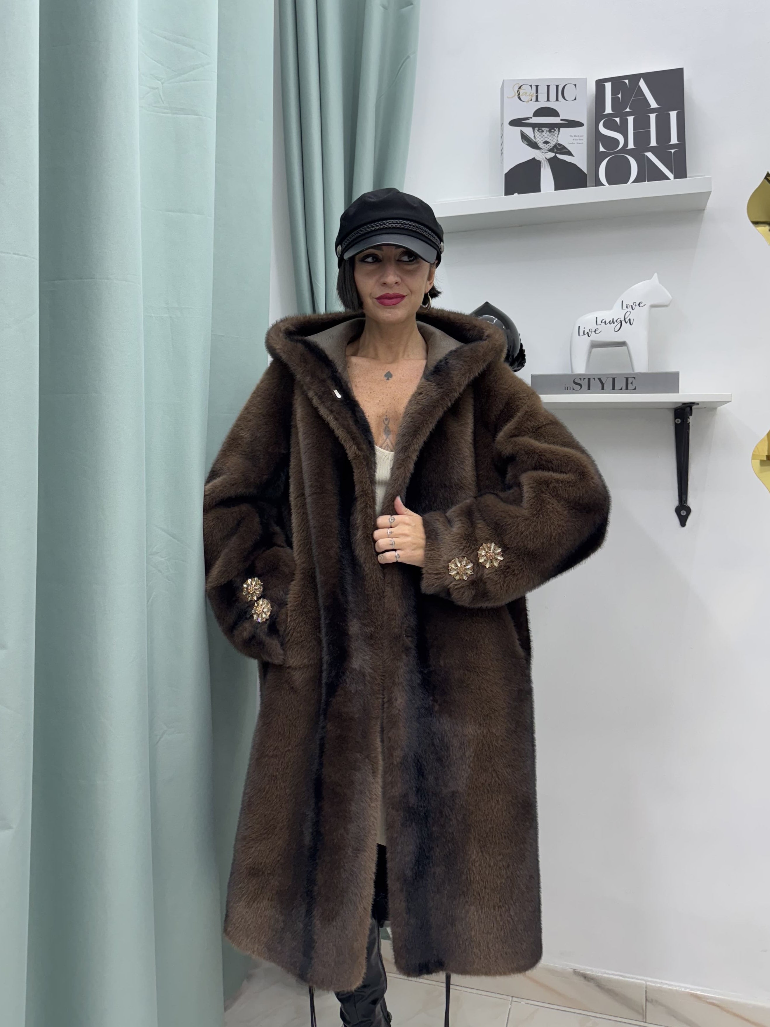 Pelliccia lunga marrone con cappuccio in ecofur e interno in montone ecologico – Taglia unica (40–48)