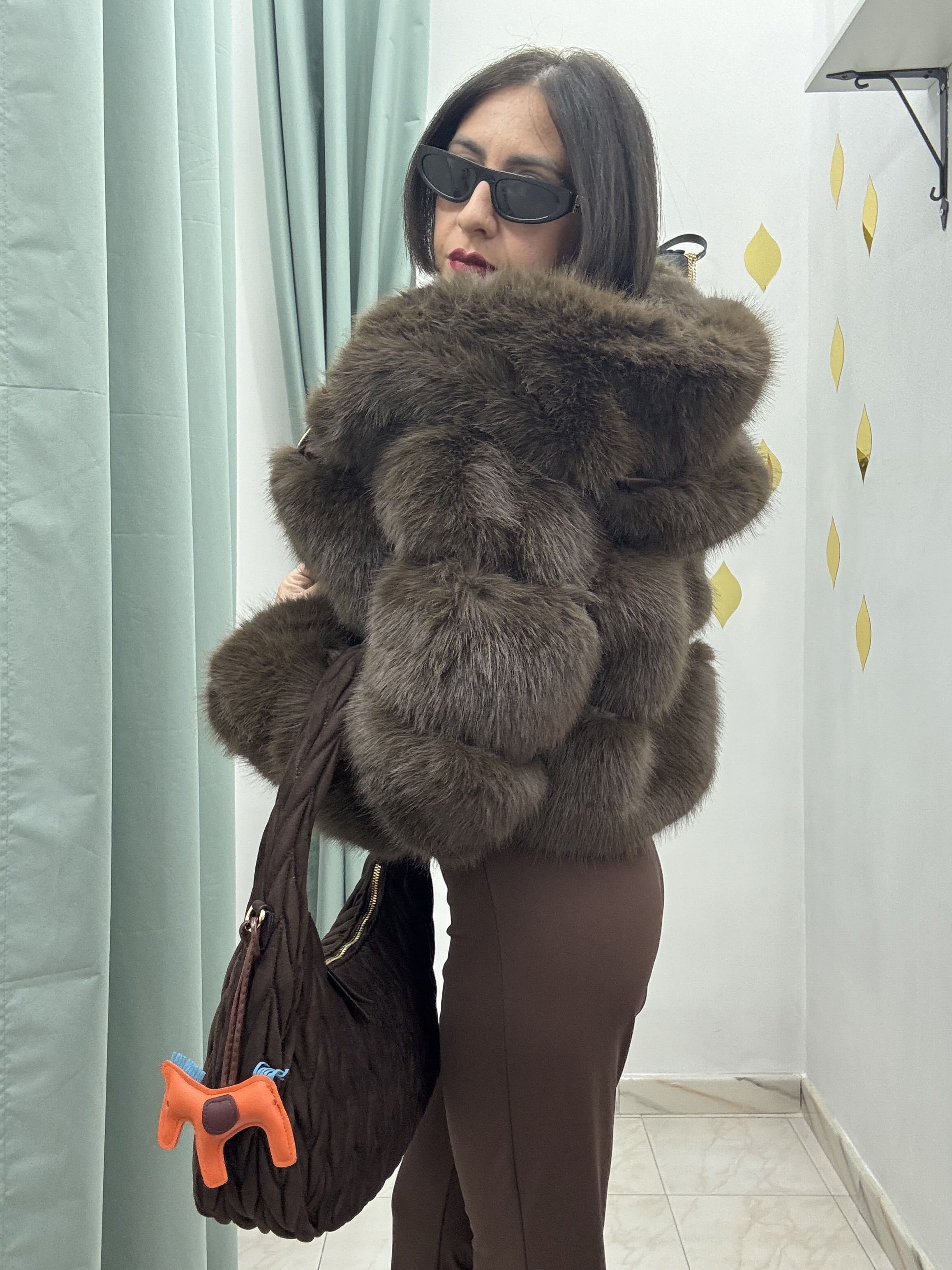 Ecofur cropped con cappuccio e dettagli in similpelle – Marrone, bianca o nera – Taglia unica fino a M