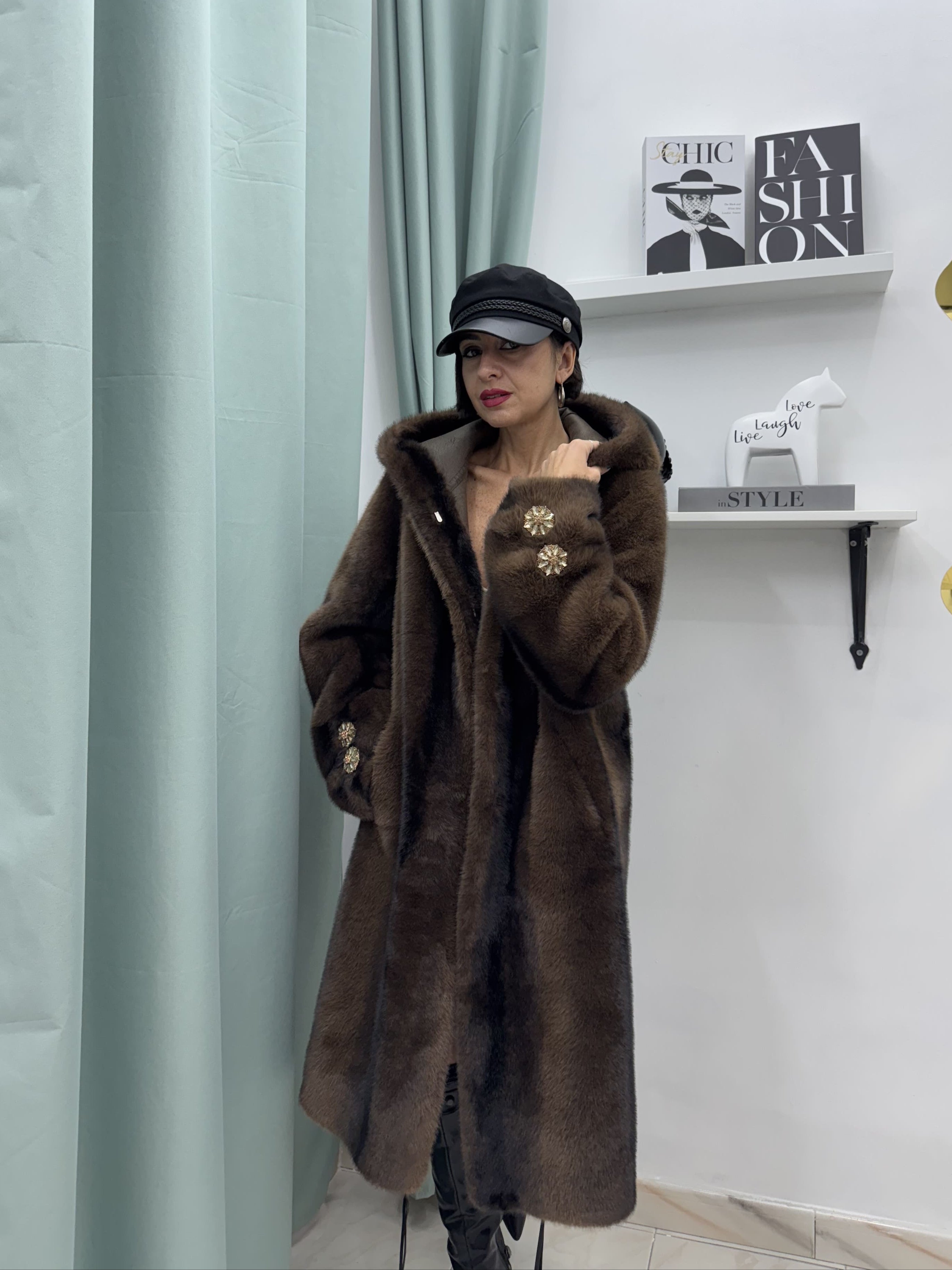 Pelliccia lunga marrone con cappuccio in ecofur e interno in montone ecologico – Taglia unica (40–48)